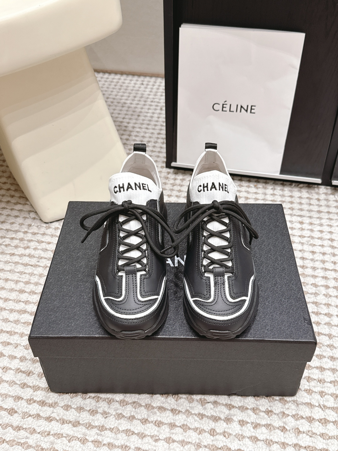 NO:887243,Purchasing-grade Chane*26ss summer new retro casual sports shoes are a series of double C sports shoes with a lazy and noble atmosphere. The neat low-cut shoe shape is matched with the classic brand logo design. The shoe body lines are smooth and not bloated. The iconic tongue brand logo serves as the visual focus. The thickness of the sole takes into account both walking stability and visual enhancement effect. The lace-up design is easy to put on and take off, adapting to a variety of foot types.  A variety of tones combine basic versatile colors with retro bright colors, suitable for all kinds of colors regardless of skin color, taking into account the noble appearance and practical wear in all seasons. If you want a pair of moral training shoes that have a retro atmosphere and are versatile and durable, this sneaker is a must-have item for all seasons. The upper is cow suede and the lining is sheepskin. The outsole is TPR outsole, size 35-40 (40 size customization is not returnable)  Heel height 3cm, casual shoes/sports shoes, chanel, sneakers, sheepskin19860909代购级 Chane*26ss夏季新款复古休闲运动鞋 自带慵懒贵气氛围感的双C运动鞋系列,利落的低帮鞋型搭配经典品牌标识设计,鞋身线条流畅不臃肿,标志性的鞋舌品牌标识作为视觉焦点,鞋底厚度兼顾行走平稳度与视觉增高效果,系带设计穿脱便捷,适配多种脚型. 多款色调兼顾基础百搭色与复古亮色,适配各类色系穿搭不挑肤色,兼顾贵气颜值与四季实穿性,想要一双兼顾复古氛围感、百搭耐穿的德训鞋,这款运动鞋是四季刚需百搭单品. 鞋面牛反绒 内里羊皮 大底TPR大底 size35-40码（40码定制不退换） 跟高3cm,休闲鞋/运动鞋,chanel,sneakers,sheepskin,Women's Shoes