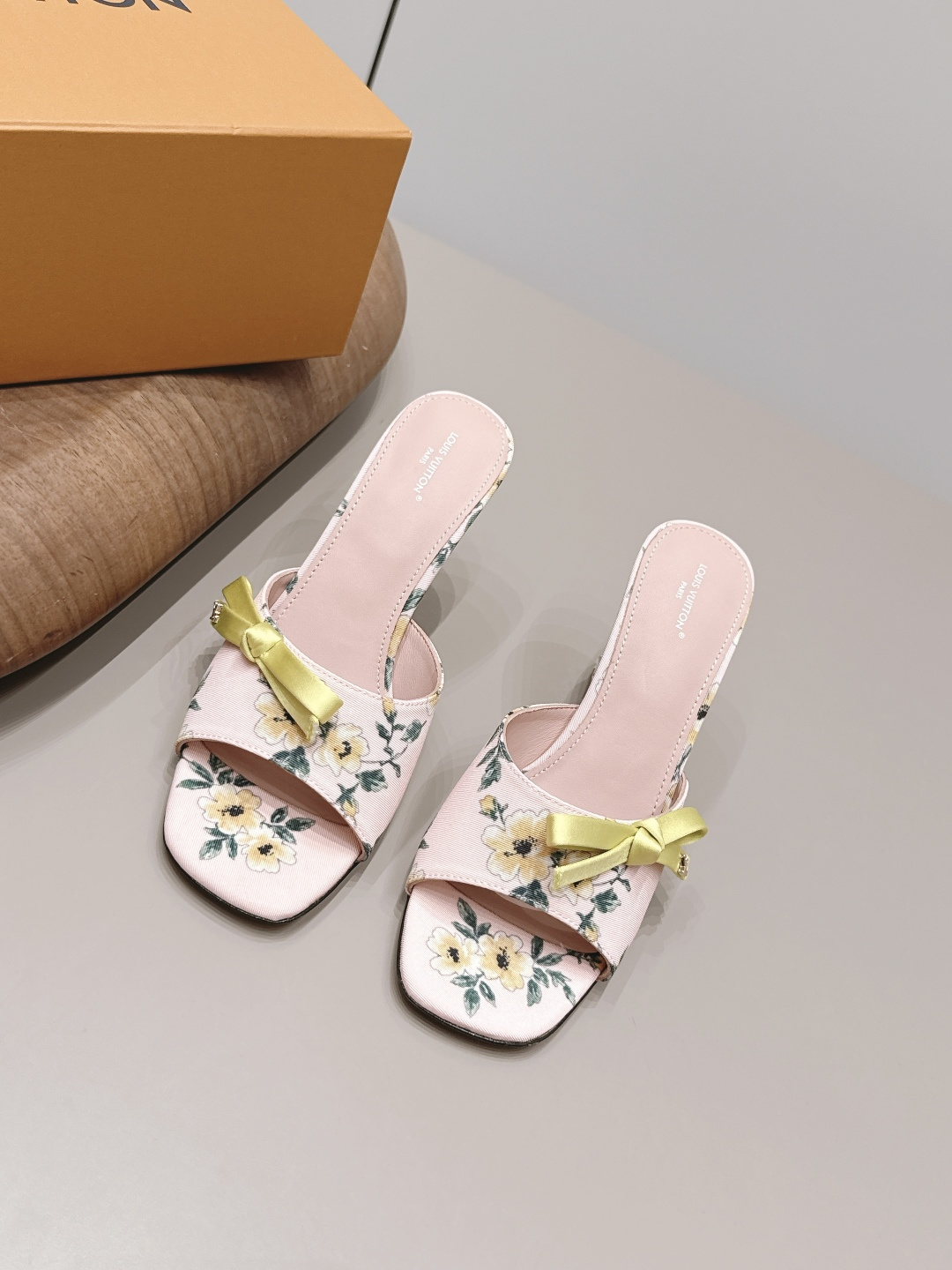 NO:899879,: 'Exclusive top version' LV donkey brand 2026 vs spring and summer Paris purchasing latest popular fashion sandals series... [Round toe high-heeled sandals] Original buckle molding Comes with original logo Super dazzling At first glance, it looks high-end and classy, making you stand out - MATERIAL Material - Fabric: Original customization/weaving/printing process Inner: Original custom sheepskin Foot: Original custom sheepskin Outsole:  Original customized leather outsole Heel height: 7.5cm Packaging: Original full set of packaging Number of yards: 35-39 (40.41.42 customization is not returnable) Color: Official website updated simultaneously, high heels and slippers, louis vuitton, sandals, high heels, slippers, sheepskin, Leather soles19860909: 《独家顶级版本》 LV驴牌2026vs春夏夏巴黎代购最新爆款时装凉鞋系列……【方圆头高跟凉拖】 原版扣开模 附带原版logo 超级炫美 一眼看上去就高端大气上档次,让你齁的柱所以主场 - MATERIAL 材质 - 面料: 原版定制/织布/打印工艺 内里: 原版定制羊皮 垫脚: 原版定制羊皮 大底: 原版定制真皮大底 跟高: 7.5cm 包装: 原版全套包装 码数: 35-39（40.41.42定制不退换） 颜色:官网同步更新,高跟鞋拖鞋,louis vuitton,sandals,high heels,slippers,sheepskin,Leather soles,Women's Shoes