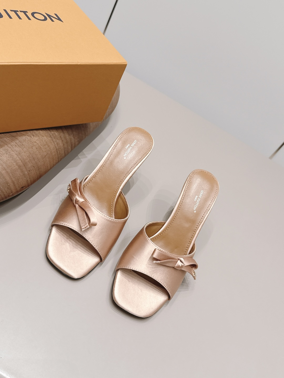 NO:899886,: 'Exclusive Top Version' LV Donkey Brand 2026 vs. Spring and Summer Paris Purchasing Latest Hot Fashion Sandals Series... [Round-toe high-heeled sandals] Original buckle molding Comes with original logo Super dazzling At first glance, it looks high-end and classy, making you stand out - MATERIAL Material - Fabric: Original customized/silk cloth Lining: Original customized sheepskin Foot: Original customized sheepskin Outsole: Original customized leather outsole  Heel height: 7.5cm Packaging: Original complete package Number of yards: 35-39 (40.41.42 customization is non-refundable) Color: Official website updated simultaneously, high heels and slippers, louis vuitton, sandals, high heels, slippers, sheepskin, real silk, Leather soles19860909: 《独家顶级版本》 LV驴牌2026vs春夏夏巴黎代购最新爆款时装凉鞋系列……【方圆头高跟凉拖】 原版扣开模 附带原版logo 超级炫美 一眼看上去就高端大气上档次,让你齁的柱所以主场 - MATERIAL 材质 - 面料: 原版定制/真丝布 内里: 原版定制羊皮 垫脚: 原版定制羊皮 大底: 原版定制真皮大底 跟高: 7.5cm 包装: 原版全套包装 码数: 35-39（40.41.42定制不退换） 颜色:官网同步更新,高跟鞋拖鞋,louis vuitton,sandals,high heels,slippers,sheepskin,real silk,Leather soles,Women's Shoes