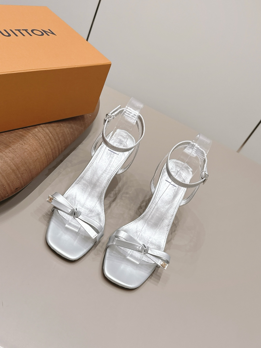 NO:899873,: 'Exclusive top version' LV donkey brand 2026 vs spring and summer Paris purchasing latest popular fashion sandals series... [Square toe high-heeled sandals] Original buckle molding, with original logo, super dazzling and high-end at first glance, making you stand out - MATERIAL Material - Fabric: Original customized/sheepskin Lining: Original customized sheepskin Foot: Original customized sheepskin Outsole: Original customized leather outsole  Heel height: 7.5cm Packaging: Original complete package Number of yards: 35-39 (40.41.42 customization is non-refundable) Color: Official website updated simultaneously, high heels and slippers, louis vuitton, sandals, high heels, slippers, sheepskin, Leather soles19860909: 《独家顶级版本》 LV驴牌2026vs春夏夏巴黎代购最新爆款时装凉鞋系列……【方圆头高跟凉鞋】 原版扣开模 附带原版logo 超级炫美 一眼看上去就高端大气上档次,让你齁的柱所以主场 - MATERIAL 材质 - 面料: 原版定制/羊皮 内里: 原版定制羊皮 垫脚: 原版定制羊皮 大底: 原版定制真皮大底 跟高: 7.5cm 包装: 原版全套包装 码数: 35-39（40.41.42定制不退换） 颜色:官网同步更新,高跟鞋拖鞋,louis vuitton,sandals,high heels,slippers,sheepskin,Leather soles,Women's Shoes