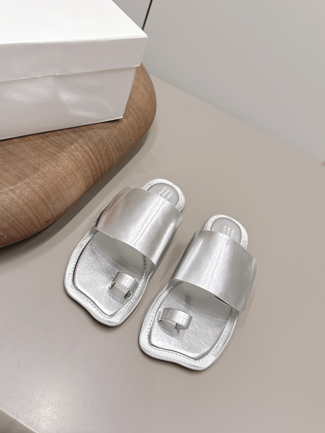 NO:899893,: 'Exclusive top version' Maison Margiela 26vs new spring and summer sandals series... [Special-shaped toe thong sandals] The original version provides one-to-one comfort, better wrapping, full personality, and easy to match with various styles of clothes... Fabric: Original customized cowhide Lining: Original customized cowhide Foot pads: Original customized cowhide Outsole: Original customized leather combination sole Heel height: 1.0cm Size:  35-39 (40.41. Customization is non-refundable) Packaging: Original full set of packaging Color: Official website updated simultaneously, split-toe shoes, masion margiela, sandals, cowhide19860909: 《独家顶级版本》 Maison Margiela马吉拉26vs春夏新款凉鞋系列……【异形头夹趾凉拖】 原版一比一打造舒适度,包裹性都比较好,个性十足,很好驾驭各种风格衣服搭配…… 面料: 原版定制牛皮 内里: 原版定制牛皮 垫脚: 原版定制牛皮 大底: 原版定制真皮组合底 跟高: 1.0cm 码数: 35-39（40.41.定制不退换） 包装:原版全套包装 颜色:官网同步更新,分趾鞋,masion margiela,sandals,cowhide,Women's Shoes