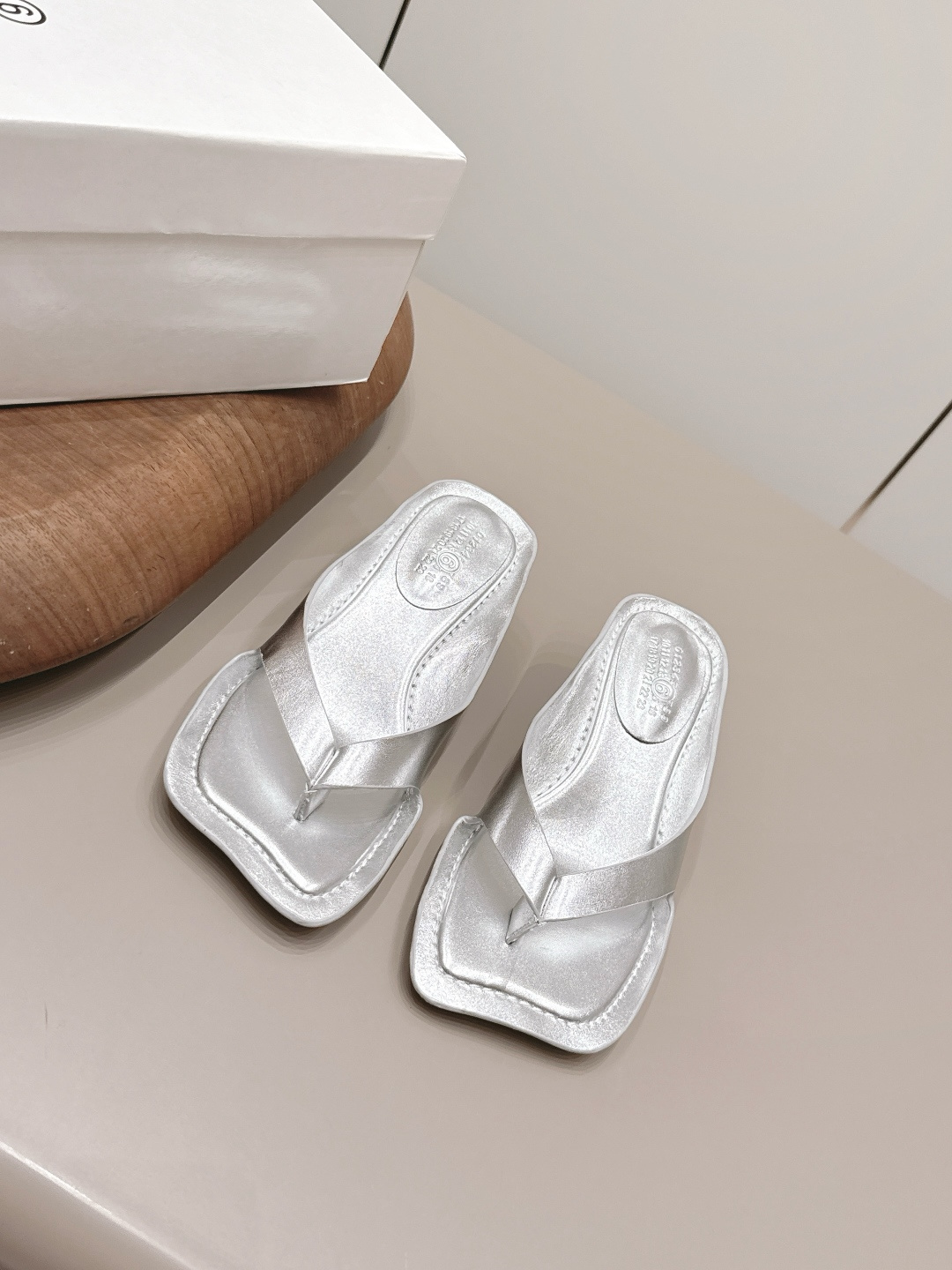 NO:899887,: 'Exclusive top version' Maison Margiela 26vs new spring and summer sandals series... [Special-shaped toe thong sandals] The original version provides one-to-one comfort, better wrapping, full personality, and easy to match with various styles of clothes... Fabric: Original customized cowhide Lining: Original customized cowhide Foot pads: Original customized cowhide Outsole: Original customized leather combination sole Heel height: 5.5cm Size:  35-39 (40.41. Customization is non-refundable) Packaging: Original full set of packaging Color: Official website updated simultaneously, split-toe shoes, masion margiela, sandals, cowhide19860909: 《独家顶级版本》 Maison Margiela马吉拉26vs春夏新款凉鞋系列……【异形头夹趾凉拖】 原版一比一打造舒适度,包裹性都比较好,个性十足,很好驾驭各种风格衣服搭配…… 面料: 原版定制牛皮 内里: 原版定制牛皮 垫脚: 原版定制牛皮 大底: 原版定制真皮组合底 跟高: 5.5cm 码数: 35-39（40.41.定制不退换） 包装:原版全套包装 颜色:官网同步更新,分趾鞋,masion margiela,sandals,cowhide,Women's Shoes