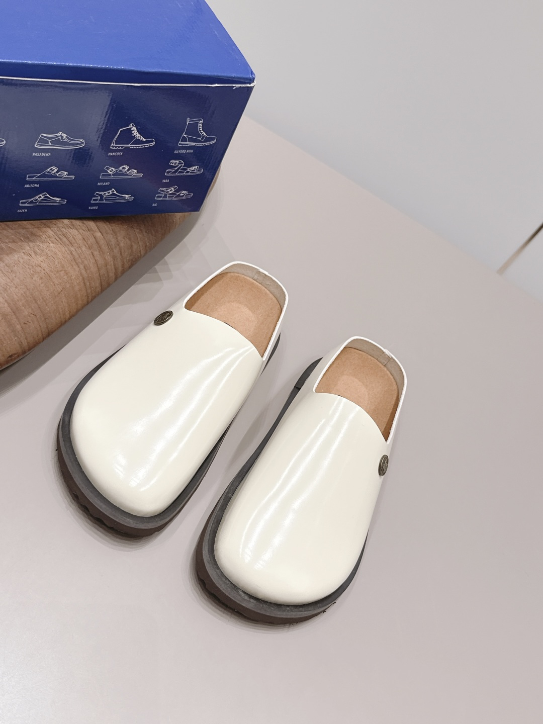 NO:899857,: Couple 'Exclusive Top Version' Birkenstock 2026 vs Early Autumn Couple Half Slippers Series... [Couple Thick-soled Half-Slippers] Birkenstock has always been popular. The platform thick sole makes you look taller and slimmer. It is worn by many Internet celebrity stars. It is the favorite of sweet and cool girls. The square toe will look cute and delicate. The casual combination can give the look a hint of sweet and cool temperament... Fabric: Original customized open edge beads. Lining: Original customized sheepskin. Feet:  Original customized cowhide outsole: original molded foam sole Size: 35-44 (40 for women and 45 for men. Customization is non-returnable) Packaging: Original full set of packaging Color: official website updated simultaneously, semi-trailers, birkenstock, slippers, sheepskin19860909: 情侣《独家顶级版本》 Birkenstock 2026vs早秋情侣半拖鞋系列……【情侣厚底半拖鞋】 Birkenstock一直热度不减松糕厚底,显高,显瘦,超多网红明星在穿,甜酷女孩的最爱 方鞋头,会显得可爱又秀气随意的搭配,即可让造型透露出一丝甜酷气质…… 面料: 原版定制开边珠 内里: 原版定制羊皮 垫脚: 原版定制牛绒 大底: 原版开模发泡底 码数: 35-44(女40.男45.定制不退换) 包装: 原版全套包装 颜色:官网同步更新,半拖,birkenstock,slippers,sheepskin,Women's Shoes