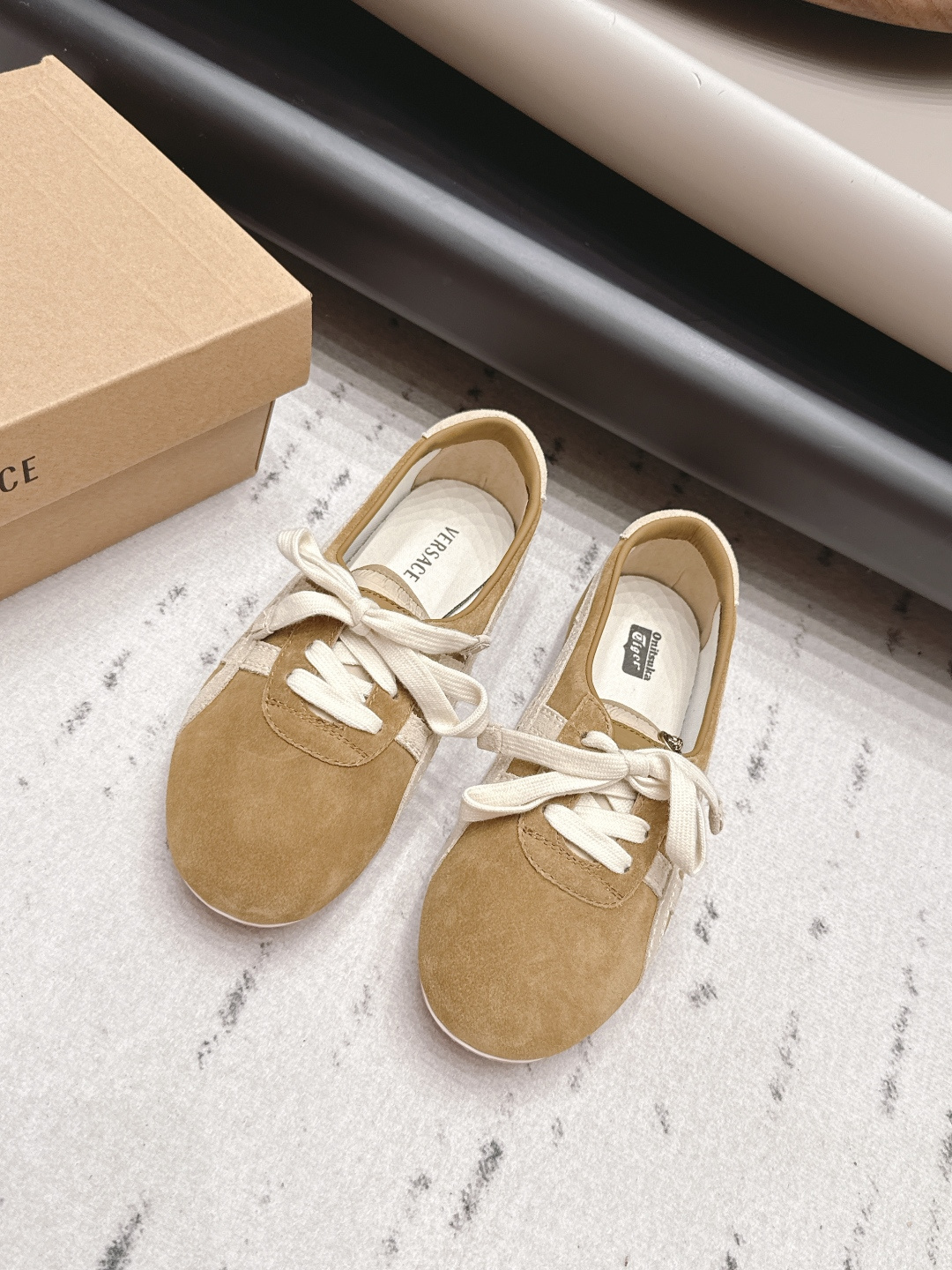 NO:899911,: 'Exclusive top version' Versace Onitsuka ~ 26vs latest joint casual series in early autumn... [Co-branded color-blocking casual shoes] Color-blocking lace-up shoes, casual sports shoes series, the overall design is like wearing a sculpture on the feet. This shape is inspired by the celestial planets. The whole pair of shoes has a sense of structure and lines, and the cleanliness can also make the shape full of strong visual impact. Its futuristic shape is full of vitality and fashion... Fabric:  Original custom/cow/color matching process Lining: Original customized sheepskin Foot pads: Original customized sheepskin Outsole: Original molded non-slip bottom Size: 35-39 (40. Customized non-returnable) Packaging: Original full set of packaging Color: Official website updated simultaneously, casual shoes/sports shoes, versace, sneakers, sheepskin19860909: 《独家顶级版本》 范*思哲Versace Onitsuka～26vs早秋最新联名休闲系列……【联名拼色休闲鞋】 拼色绑带鞋,休闲运动鞋系列,整体设计如同把一个雕塑穿在脚上,这个外形的灵感源自天体行星,整双鞋很具备结构感和线条感,干净利落也能让造型充满很强的视觉冲击力,它未来感的造型,充满活力,时尚…… 面料: 原版定制/牛猄/拼色工艺 内里: 原版定制羊皮 垫脚: 原版定制羊皮 大底: 原版开模防滑底 码数: 35-39（40.定制不退换） 包装: 原版全套包装 颜色:官网同步更新,休闲鞋/运动鞋,versace,sneakers,sheepskin,Women's Shoes