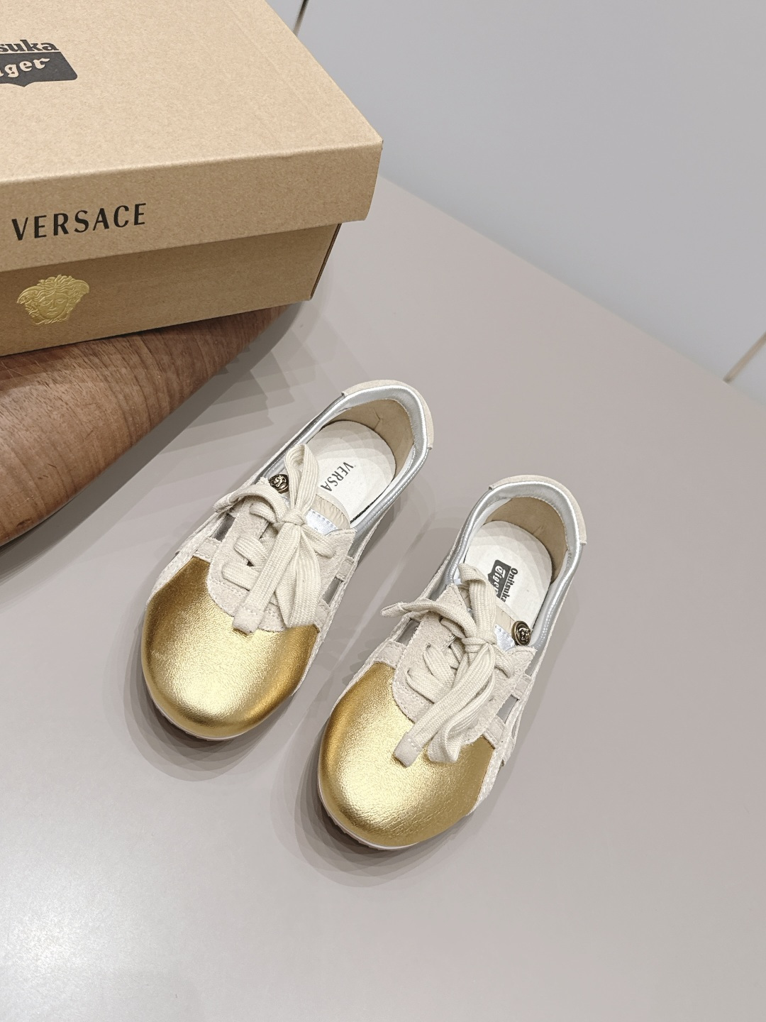 NO:899918,: 'Exclusive top version' Versace Onitsuka ~ 26vs latest joint casual series in early autumn... [Co-branded color-blocking casual shoes] Color-blocking lace-up shoes, casual sports shoes series, the overall design is like wearing a sculpture on the feet. This shape is inspired by the celestial planets. The whole pair of shoes has a sense of structure and lines, and the cleanliness can also make the shape full of strong visual impact. Its futuristic shape is full of vitality and fashion... Fabric:  Original custom/sheepskin/cow/color matching process Lining: Original custom sheepskin Foot pads: Original custom sheepskin Outsole: Original molded non-slip bottom Size: 35-39 (40. Customized non-returnable) Packaging: Original full set of packaging Color: Official website updated simultaneously, casual shoes/sports shoes, versace, sneakers, sheepskin19860909: 《独家顶级版本》 范*思哲Versace Onitsuka～26vs早秋最新联名休闲系列……【联名拼色休闲鞋】 拼色绑带鞋,休闲运动鞋系列,整体设计如同把一个雕塑穿在脚上,这个外形的灵感源自天体行星,整双鞋很具备结构感和线条感,干净利落也能让造型充满很强的视觉冲击力,它未来感的造型,充满活力,时尚…… 面料: 原版定制/羊皮/牛猄/拼色工艺 内里: 原版定制羊皮 垫脚: 原版定制羊皮 大底: 原版开模防滑底 码数: 35-39（40.定制不退换） 包装: 原版全套包装 颜色:官网同步更新,休闲鞋/运动鞋,versace,sneakers,sheepskin,Women's Shoes