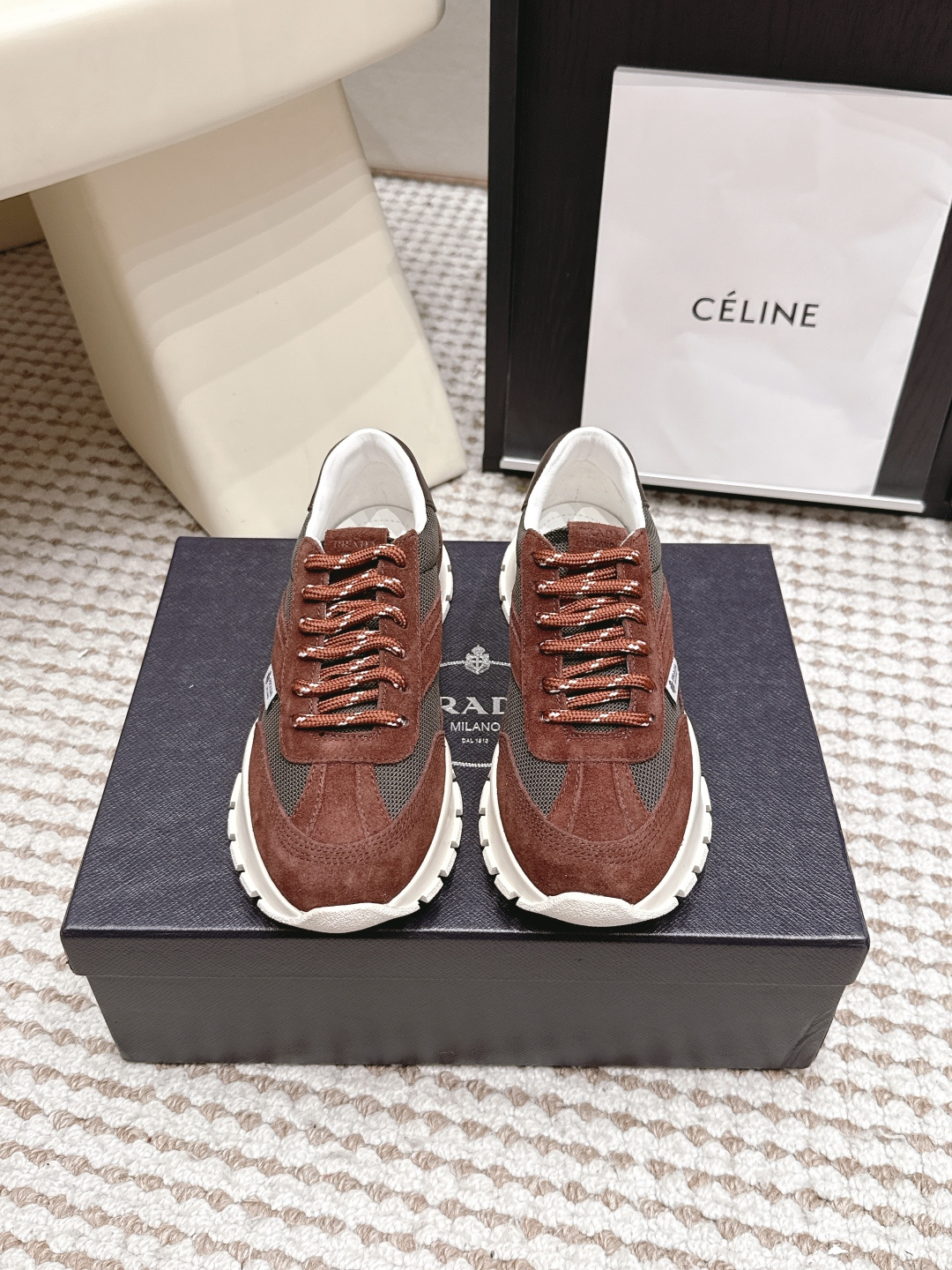 NO:904266,Purchasing agent level men's Prada 26ss spring and summer new thick-soled casual shoes. Seikoly manufactured, even stitching, leather texture at a glance, multi-color splicing, fashionable and elegant, soft, comfortable and breathable, with PRADA letter logo on the outside. The upper is designed with imported cowhide punching, which is comfortable and breathable.  The tongue is decorated with the classic letter logo, and the heel is decorated with a fabric strap. It is a classic sports shoe shape of the P family, with a fabric lining, cowhide foot pads with a silver logo, and an exclusive rubber outsole of the P family. The details are carefully crafted, making it a versatile item for travel!  Size: 35-45. (Customized 40 for women and 45 for men), casual shoes/sports shoes, prada, prada, sneakers, cowhide19860909代购级 男款 Prada 普拉达 26ss 春夏新款 厚底休闲鞋 精工制造,缝线均匀,皮质质感一览无余,多色拼接,时尚大方,柔软舒适透气,外侧饰有PRADA字母徽标 鞋面进口牛皮冲孔设计,既舒适又透气 鞋舌饰有经典字母logo,后跟饰有织物提鞋绊,P家经典运动鞋型,搭配织物内里,烫银logo牛皮脚垫,搭配P家专属橡胶大底,细节精工细作,出行百搭佳品！ 码数:35-45.(女40、男45定做),休闲鞋/运动鞋,prada,prada,sneakers,cowhide,Women's Shoes