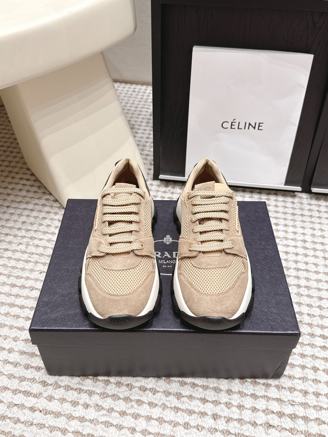 NO:904273,Purchasing agent grade men's Prada 26ss new spring and summer mesh thick-soled casual shoes. Seikoly manufactured, even stitching, leather texture at a glance, multi-color splicing, fashionable and elegant, soft, comfortable and breathable, decorated with PRADA letter logo on the outside. The upper is designed with imported cowhide punching, which is comfortable and breathable.  The tongue is decorated with the classic letter logo, and the heel is decorated with a fabric strap. It is a classic sports shoe shape of the P family, with a fabric lining, cowhide foot pads with a silver logo, and an exclusive rubber outsole of the P family. The details are carefully crafted, making it a versatile item for travel!  Size: 35-46. (45.46 customized), casual shoes/sports shoes, prada, prada, sneakers, cowhide19860909代购级 男 Prada 普拉达 26ss 春夏新款网布厚底休闲鞋 精工制造,缝线均匀,皮质质感一览无余,多色拼接,时尚大方,柔软舒适透气,外侧饰有PRADA字母徽标 鞋面进口牛皮冲孔设计,既舒适又透气 鞋舌饰有经典字母logo,后跟饰有织物提鞋绊,P家经典运动鞋型,搭配织物内里,烫银logo牛皮脚垫,搭配P家专属橡胶大底,细节精工细作,出行百搭佳品！ 码数:35-46.(45.46定做),休闲鞋/运动鞋,prada,prada,sneakers,cowhide,Women's Shoes
