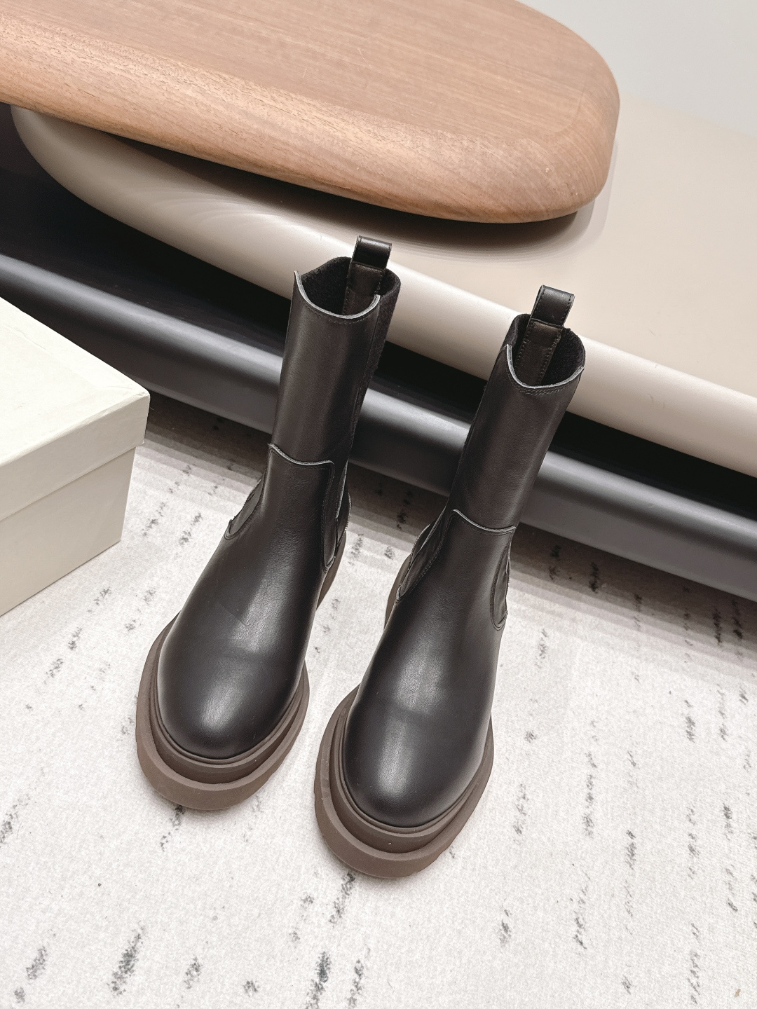 NO:899827,'Exclusive Top Edition' BrunelloCucinell*·BC 26vs early autumn new boots series... Round-toe shoes have always been very feminine, elegant, refined, not hasty or slow, and have a kind of temperament that many loafers cannot match. But if pointed-toe high heels are tired after being worn for a long time, then a pair of square-toe flat shoes that are easy to wear and look good are just needed. Imported cowhide, fine leather, foot feel is very important. Needless to say, no need to say more. Women understand the importance of a good pair of shoes.  To avoid all kinds of friction and wear on your feet, a delicate texture is a must... Fabric: Original customized cowhide Lining: Original customized sheepskin Foot pads: Original customized sheepskin Outsole: Original open-molded TPU foam combination sole Heel height: 3.5cm Size: 35-39 (40.41.42 customized non-returnable) Packaging: Original full set of packaging Color: Official website updated simultaneously, boots, brunello  cucinelli,loafers,boots,flats,high heels,cowhide,sheepskin19860909《独家顶级版》BrunelloCucinell*·BC 26vs早秋新款靴子系列… 圆头鞋一贯是很有女人味的 优雅 精致不急不缓 是有一种气质的这是很多乐福鞋比拟不了的 但是如果尖头高跟鞋穿久了累 那么一双好穿好看的方头平底鞋就是刚需了 进口牛皮 皮质细腻 脚感很重要 这个不需要多说 女人太懂一双好鞋的重要性了 避免各种摩擦磨脚 细腻的质感就是必须要有的… 面料: 原版定制牛皮 内里: 原版定制羊皮 垫脚: 原版定制羊皮 大底: 原版开模TPU发泡组合底 跟高: 3.5cm 码数: 35-39（40.41.42定制不退换） 包装: 原版全套包装 颜色:官网同步更新,靴子,brunello cucinelli,loafers,boots,flats,high heels,cowhide,sheepskin,Women's Shoes