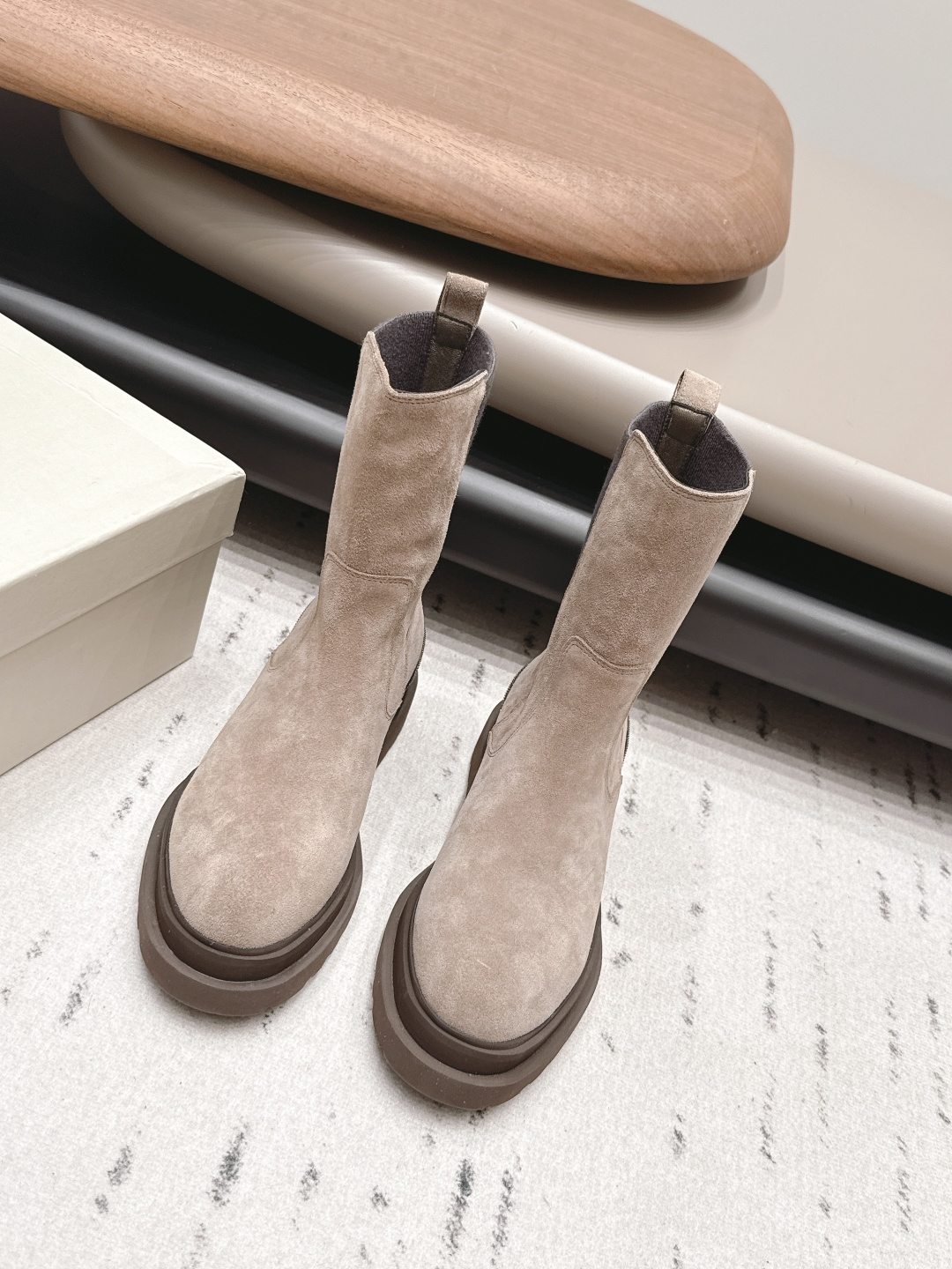 NO:899835,'Exclusive Top Edition' BrunelloCucinell*·BC 26vs early autumn new boots series... Round-toe shoes have always been very feminine, elegant, refined, not hasty or slow, and have a kind of temperament that many loafers cannot match. But if pointed-toe high heels are tired after being worn for a long time, then a pair of square-toe flat shoes that are easy to wear and look good are just needed. Imported cowhide, fine leather, foot feel is very important. Needless to say, no need to say more. Women understand the importance of a good pair of shoes.  To avoid all kinds of friction and wear on your feet, a delicate texture is a must... Fabric: Original customized suede Lining: Original customized sheepskin Foot pads: Original customized sheepskin Outsole: Original open-molded TPU foam combination sole Heel height: 3.5cm Size: 35-39 (40.41.42 customization is not returnable) Packaging: Original full set of packaging Color: Official website updated simultaneously, boots, brunello  cucinelli,loafers,boots,flats,high heels,cowhide,sheepskin,chamois leather19860909《独家顶级版》BrunelloCucinell*·BC 26vs早秋新款靴子系列… 圆头鞋一贯是很有女人味的 优雅 精致不急不缓 是有一种气质的这是很多乐福鞋比拟不了的 但是如果尖头高跟鞋穿久了累 那么一双好穿好看的方头平底鞋就是刚需了 进口牛皮 皮质细腻 脚感很重要 这个不需要多说 女人太懂一双好鞋的重要性了 避免各种摩擦磨脚 细腻的质感就是必须要有的… 面料: 原版定制麂皮 内里: 原版定制羊皮 垫脚: 原版定制羊皮 大底: 原版开模TPU发泡组合底 跟高: 3.5cm 码数: 35-39（40.41.42定制不退换） 包装: 原版全套包装 颜色:官网同步更新,靴子,brunello cucinelli,loafers,boots,flats,high heels,cowhide,sheepskin,chamois leather,Women's Shoes