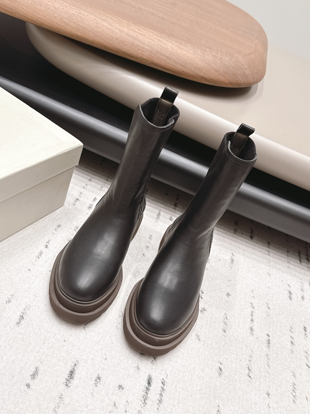 NO:899841,'Exclusive Top Edition' BrunelloCucinell*·BC 26vs early autumn new boots series... Round-toe shoes have always been very feminine, elegant, refined, not hasty or slow, and have a kind of temperament that many loafers cannot match. But if pointed-toe high heels are tired after being worn for a long time, then a pair of square-toe flat shoes that are easy to wear and look good are just needed. Imported cowhide, fine leather, foot feel is very important. Needless to say, no need to say more. Women understand the importance of a good pair of shoes.  To avoid all kinds of friction and wear on your feet, a delicate texture is a must... Fabric: Original customized cowhide Lining: Original customized sheepskin Foot pads: Original customized sheepskin Outsole: Original open-molded TPU foam combination sole Heel height: 3.5cm Size: 35-39 (40.41.42 customized non-returnable) Packaging: Original full set of packaging Color: Official website updated simultaneously, boots, brunello  cucinelli,loafers,boots,flats,high heels,cowhide,sheepskin19860909《独家顶级版》BrunelloCucinell*·BC 26vs早秋新款靴子系列… 圆头鞋一贯是很有女人味的 优雅 精致不急不缓 是有一种气质的这是很多乐福鞋比拟不了的 但是如果尖头高跟鞋穿久了累 那么一双好穿好看的方头平底鞋就是刚需了 进口牛皮 皮质细腻 脚感很重要 这个不需要多说 女人太懂一双好鞋的重要性了 避免各种摩擦磨脚 细腻的质感就是必须要有的… 面料: 原版定制牛皮 内里: 原版定制羊皮 垫脚: 原版定制羊皮 大底: 原版开模TPU发泡组合底 跟高: 3.5cm 码数: 35-39（40.41.42定制不退换） 包装: 原版全套包装 颜色:官网同步更新,靴子,brunello cucinelli,loafers,boots,flats,high heels,cowhide,sheepskin,Women's Shoes