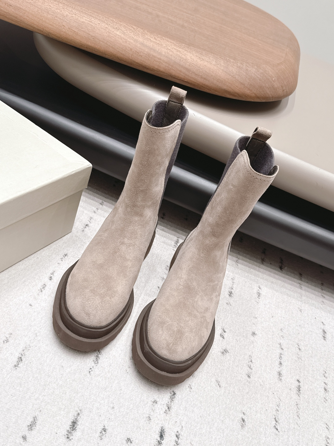 NO:899849,'Exclusive Top Edition' BrunelloCucinell*·BC 26vs early autumn new boots series... Round-toe shoes have always been very feminine, elegant, refined, not hasty or slow, and have a kind of temperament that many loafers cannot match. But if pointed-toe high heels are tired after being worn for a long time, then a pair of square-toe flat shoes that are easy to wear and look good are just needed. Imported cowhide, fine leather, foot feel is very important. Needless to say, no need to say more. Women understand the importance of a good pair of shoes.  To avoid all kinds of friction and wear on your feet, a delicate texture is a must... Fabric: Original customized suede Lining: Original customized sheepskin Foot pads: Original customized sheepskin Outsole: Original open-molded TPU foam combination sole Heel height: 3.5cm Size: 35-39 (40.41.42 customization is not returnable) Packaging: Original full set of packaging Color: Official website updated simultaneously, boots, brunello  cucinelli,loafers,boots,flats,high heels,cowhide,sheepskin,chamois leather19860909《独家顶级版》BrunelloCucinell*·BC 26vs早秋新款靴子系列… 圆头鞋一贯是很有女人味的 优雅 精致不急不缓 是有一种气质的这是很多乐福鞋比拟不了的 但是如果尖头高跟鞋穿久了累 那么一双好穿好看的方头平底鞋就是刚需了 进口牛皮 皮质细腻 脚感很重要 这个不需要多说 女人太懂一双好鞋的重要性了 避免各种摩擦磨脚 细腻的质感就是必须要有的… 面料: 原版定制麂皮 内里: 原版定制羊皮 垫脚: 原版定制羊皮 大底: 原版开模TPU发泡组合底 跟高: 3.5cm 码数: 35-39（40.41.42定制不退换） 包装: 原版全套包装 颜色:官网同步更新,靴子,brunello cucinelli,loafers,boots,flats,high heels,cowhide,sheepskin,chamois leather,Women's Shoes