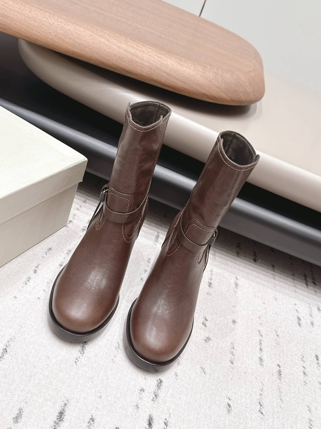 NO:899842,'Exclusive Top Edition' BrunelloCucinell*·BC 26vs early autumn new boots series... Round-toe shoes have always been very feminine, elegant, refined, not hasty or slow, and have a kind of temperament that many loafers cannot match. But if pointed-toe high heels are tired after being worn for a long time, then a pair of square-toe flat shoes that are easy to wear and look good are just needed. Imported cowhide, fine leather, foot feel is very important. Needless to say, no need to say more. Women understand the importance of a good pair of shoes.  To avoid all kinds of friction and wear on your feet, a delicate texture is a must... Fabric: Original customized cowhide Lining: Original customized sheepskin Foot pads: Original customized sheepskin Outsole: Original customized leather sole Heel height: 6cm Size: 35-39 (40.41.42 customization is non-returnable) Packaging: Original full set of packaging Color: Official website updated simultaneously, boots, brunello  cucinelli,loafers,boots,flats,high heels,cowhide,sheepskin19860909《独家顶级版》BrunelloCucinell*·BC 26vs早秋新款靴子系列… 圆头鞋一贯是很有女人味的 优雅 精致不急不缓 是有一种气质的这是很多乐福鞋比拟不了的 但是如果尖头高跟鞋穿久了累 那么一双好穿好看的方头平底鞋就是刚需了 进口牛皮 皮质细腻 脚感很重要 这个不需要多说 女人太懂一双好鞋的重要性了 避免各种摩擦磨脚 细腻的质感就是必须要有的… 面料: 原版定制牛皮 内里: 原版定制羊皮 垫脚: 原版定制羊皮 大底: 原版定制真皮底 跟高: 6cm 码数: 35-39（40.41.42定制不退换） 包装: 原版全套包装 颜色:官网同步更新,靴子,brunello cucinelli,loafers,boots,flats,high heels,cowhide,sheepskin,Women's Shoes