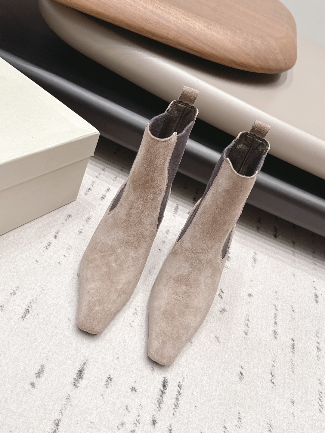 NO:899820,'Exclusive Top Edition' Brunello Cucinell*·BC 26 vs early autumn new boots series... Square-toed shoes have always been very feminine, elegant, refined, not hasty or slow, and have a kind of temperament that many loafers cannot match. But if pointed-toe high-heeled shoes are tired after being worn for a long time, then a pair of square-toe flat shoes that are easy to wear and look good are just needed. Imported cowhide, fine leather, foot feel is very important. Needless to say, this needs no more explanation. Women know the importance of a good pair of shoes.  To avoid all kinds of friction and wear on your feet, a delicate texture is a must... Fabric: Original customized suede Lining: Original customized sheepskin Foot pads: Original customized sheepskin Outsole: Original customized leather sole Heel height: 7.5cm Size: 35-39 (40.41.42 customized non-refundable) Packaging: Original full set of packaging Color: Official website updated simultaneously, boots, brunello  cucinelli,loafers,boots,flats,high heels,cowhide,sheepskin,chamois leather19860909《独家顶级版》BrunelloCucinell*·BC 26vs早秋新款靴子系列… 方头鞋一贯是很有女人味的 优雅 精致不急不缓 是有一种气质的这是很多乐福鞋比拟不了的 但是如果尖头高跟鞋穿久了累 那么一双好穿好看的方头平底鞋就是刚需了 进口牛皮 皮质细腻 脚感很重要 这个不需要多说 女人太懂一双好鞋的重要性了 避免各种摩擦磨脚 细腻的质感就是必须要有的… 面料: 原版定制麂皮 内里: 原版定制羊皮 垫脚: 原版定制羊皮 大底: 原版定制真皮底 跟高: 7.5cm 码数: 35-39（40.41.42定制不退换） 包装: 原版全套包装 颜色:官网同步更新,靴子,brunello cucinelli,loafers,boots,flats,high heels,cowhide,sheepskin,chamois leather,Women's Shoes