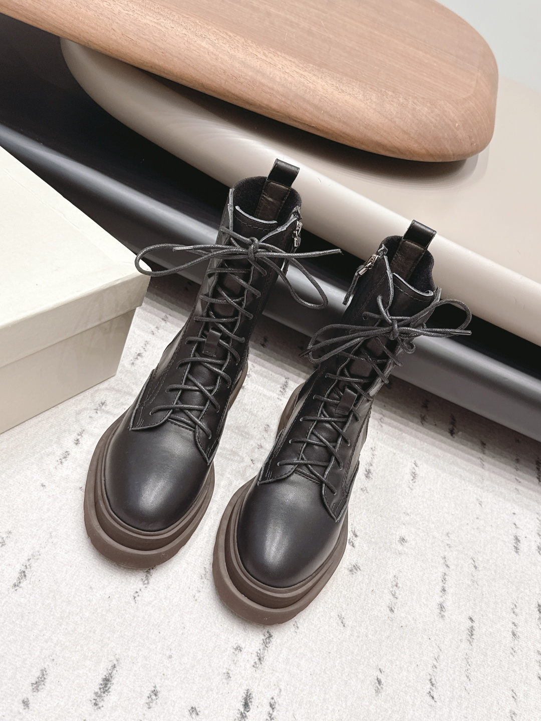 NO:899858,'Exclusive Top Edition' BrunelloCucinell*·BC 26vs early autumn new boots series... Round-toe shoes have always been very feminine, elegant, refined, not hasty or slow, and have a kind of temperament that many loafers cannot match. But if pointed-toe high heels are tired after being worn for a long time, then a pair of square-toe flat shoes that are easy to wear and look good are just needed. Imported cowhide, fine leather, foot feel is very important. Needless to say, no need to say more. Women understand the importance of a good pair of shoes.  To avoid all kinds of friction and wear on your feet, a delicate texture is a must... Fabric: Original customized cowhide Lining: Original customized sheepskin Foot pads: Original customized sheepskin Outsole: Original open-molded TPU foam combination sole Heel height: 3.5cm Size: 35-39 (40.41.42 customized non-returnable) Packaging: Original full set of packaging Color: Official website updated simultaneously, boots, brunello  cucinelli,loafers,boots,flats,high heels,cowhide,sheepskin19860909《独家顶级版》BrunelloCucinell*·BC 26vs早秋新款靴子系列… 圆头鞋一贯是很有女人味的 优雅 精致不急不缓 是有一种气质的这是很多乐福鞋比拟不了的 但是如果尖头高跟鞋穿久了累 那么一双好穿好看的方头平底鞋就是刚需了 进口牛皮 皮质细腻 脚感很重要 这个不需要多说 女人太懂一双好鞋的重要性了 避免各种摩擦磨脚 细腻的质感就是必须要有的… 面料: 原版定制牛皮 内里: 原版定制羊皮 垫脚: 原版定制羊皮 大底: 原版开模TPU发泡组合底 跟高: 3.5cm 码数: 35-39（40.41.42定制不退换） 包装: 原版全套包装 颜色:官网同步更新,靴子,brunello cucinelli,loafers,boots,flats,high heels,cowhide,sheepskin,Women's Shoes