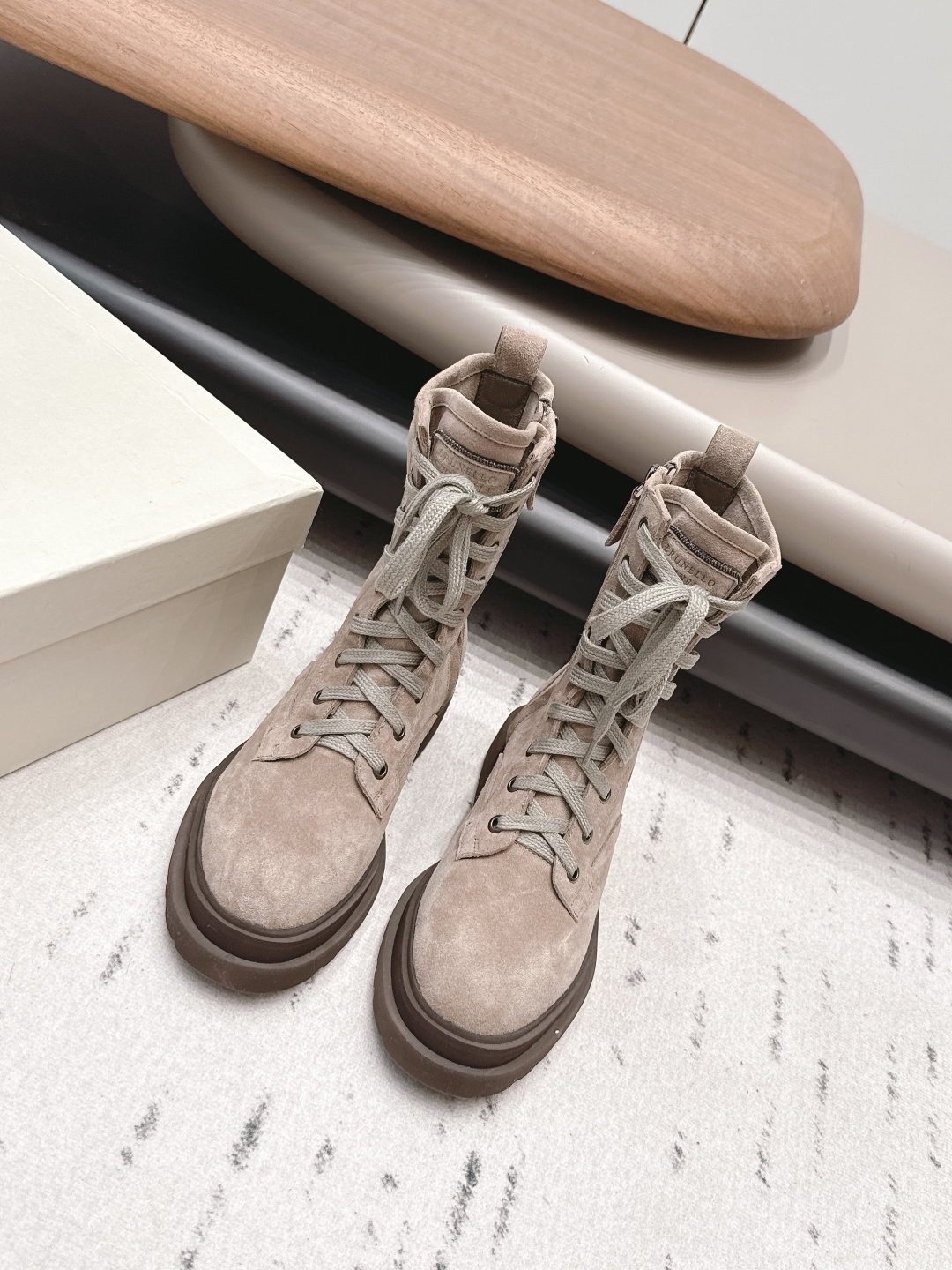 NO:899865,'Exclusive Top Edition' BrunelloCucinell*·BC 26vs early autumn new boots series... Round-toe shoes have always been very feminine, elegant, refined, not hasty or slow, and have a kind of temperament that many loafers cannot match. But if pointed-toe high heels are tired after being worn for a long time, then a pair of square-toe flat shoes that are easy to wear and look good are just needed. Imported cowhide, fine leather, foot feel is very important. Needless to say, no need to say more. Women understand the importance of a good pair of shoes.  To avoid all kinds of friction and wear on your feet, a delicate texture is a must... Fabric: Original customized suede Lining: Original customized sheepskin Foot pads: Original customized sheepskin Outsole: Original open-molded TPU foam combination sole Heel height: 3.5cm Size: 35-39 (40.41.42 customization is not returnable) Packaging: Original full set of packaging Color: Official website updated simultaneously, boots, brunello  cucinelli,loafers,boots,flats,high heels,cowhide,sheepskin,chamois leather19860909《独家顶级版》BrunelloCucinell*·BC 26vs早秋新款靴子系列… 圆头鞋一贯是很有女人味的 优雅 精致不急不缓 是有一种气质的这是很多乐福鞋比拟不了的 但是如果尖头高跟鞋穿久了累 那么一双好穿好看的方头平底鞋就是刚需了 进口牛皮 皮质细腻 脚感很重要 这个不需要多说 女人太懂一双好鞋的重要性了 避免各种摩擦磨脚 细腻的质感就是必须要有的… 面料: 原版定制麂皮 内里: 原版定制羊皮 垫脚: 原版定制羊皮 大底: 原版开模TPU发泡组合底 跟高: 3.5cm 码数: 35-39（40.41.42定制不退换） 包装: 原版全套包装 颜色:官网同步更新,靴子,brunello cucinelli,loafers,boots,flats,high heels,cowhide,sheepskin,chamois leather,Women's Shoes