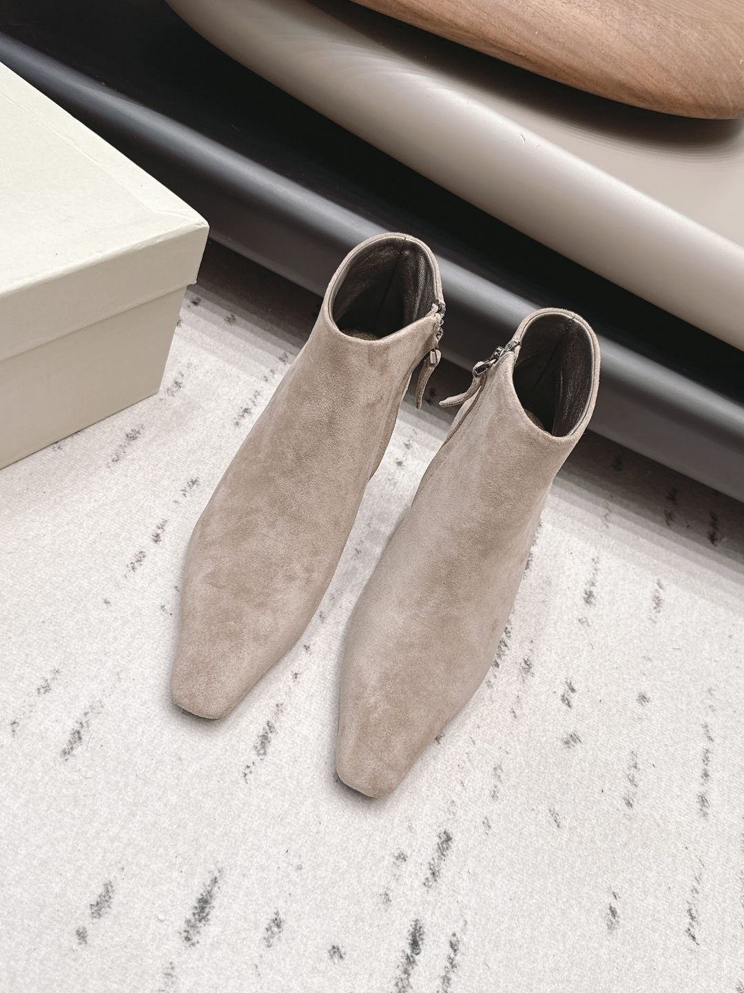NO:899833,'Exclusive Top Edition' Brunello Cucinell*·BC 26 vs early autumn new boots series... Square-toed shoes have always been very feminine, elegant, refined, not hasty or slow, and have a kind of temperament that many loafers cannot match. But if pointed-toe high-heeled shoes are tired after being worn for a long time, then a pair of square-toe flat shoes that are easy to wear and look good are just needed. Imported cowhide, fine leather, foot feel is very important. Needless to say, this needs no more explanation. Women know the importance of a good pair of shoes.  To avoid all kinds of friction and wear on your feet, a delicate texture is a must... Fabric: Original customized suede Lining: Original customized sheepskin Foot pads: Original customized sheepskin Outsole: Original customized leather sole Heel height: 7.5cm Size: 35-39 (40.41.42 customized non-refundable) Packaging: Original full set of packaging Color: Official website updated simultaneously, boots, brunello  cucinelli,loafers,boots,flats,high heels,cowhide,sheepskin,chamois leather19860909《独家顶级版》BrunelloCucinell*·BC 26vs早秋新款靴子系列… 方头鞋一贯是很有女人味的 优雅 精致不急不缓 是有一种气质的这是很多乐福鞋比拟不了的 但是如果尖头高跟鞋穿久了累 那么一双好穿好看的方头平底鞋就是刚需了 进口牛皮 皮质细腻 脚感很重要 这个不需要多说 女人太懂一双好鞋的重要性了 避免各种摩擦磨脚 细腻的质感就是必须要有的… 面料: 原版定制麂皮 内里: 原版定制羊皮 垫脚: 原版定制羊皮 大底: 原版定制真皮底 跟高: 7.5cm 码数: 35-39（40.41.42定制不退换） 包装: 原版全套包装 颜色:官网同步更新,靴子,brunello cucinelli,loafers,boots,flats,high heels,cowhide,sheepskin,chamois leather,Women's Shoes