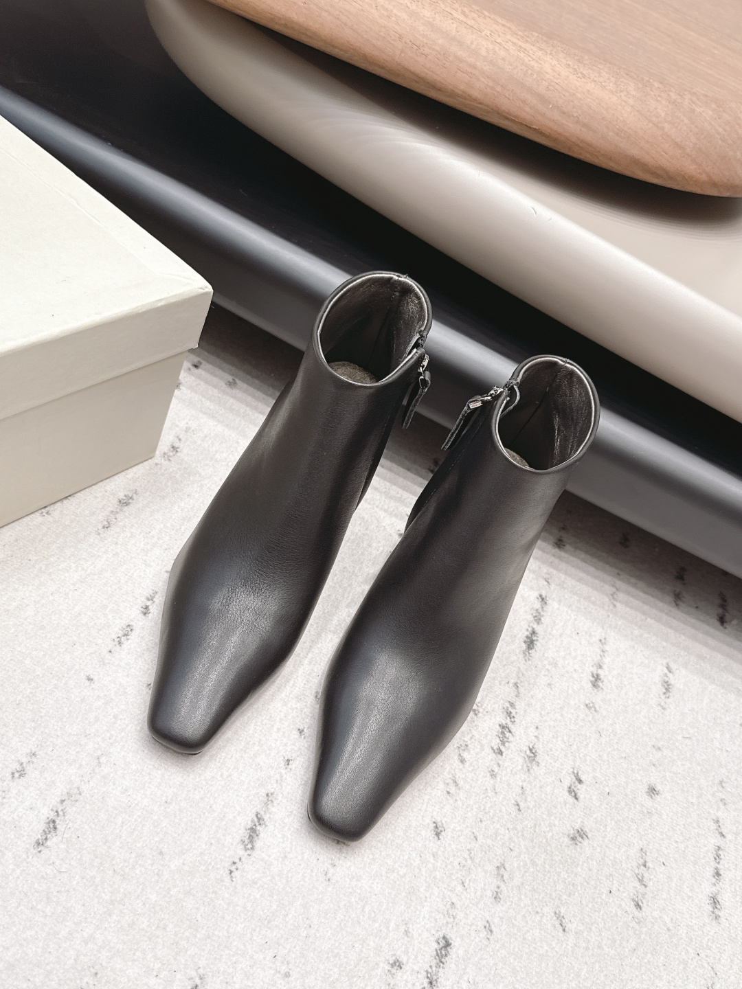 NO:899828,'Exclusive Top Edition' Brunello Cucinell*·BC 26 vs early autumn new boots series... Square-toed shoes have always been very feminine, elegant, refined, not hasty or slow, and have a kind of temperament that many loafers cannot match. But if pointed-toe high-heeled shoes are tired after being worn for a long time, then a pair of square-toe flat shoes that are easy to wear and look good are just needed. Imported cowhide, fine leather, foot feel is very important. Needless to say, this needs no more explanation. Women know the importance of a good pair of shoes.  To avoid all kinds of friction and wear on your feet, a delicate texture is a must... Fabric: Original customized cowhide Lining: Original customized sheepskin Foot pads: Original customized sheepskin Outsole: Original customized leather sole Heel height: 7.5cm Size: 35-39 (40.41.42 customization is non-returnable) Packaging: Original full set of packaging Color: Official website updated simultaneously, boots, brunello  cucinelli,loafers,boots,flats,high heels,cowhide,sheepskin19860909《独家顶级版》BrunelloCucinell*·BC 26vs早秋新款靴子系列… 方头鞋一贯是很有女人味的 优雅 精致不急不缓 是有一种气质的这是很多乐福鞋比拟不了的 但是如果尖头高跟鞋穿久了累 那么一双好穿好看的方头平底鞋就是刚需了 进口牛皮 皮质细腻 脚感很重要 这个不需要多说 女人太懂一双好鞋的重要性了 避免各种摩擦磨脚 细腻的质感就是必须要有的… 面料: 原版定制牛皮 内里: 原版定制羊皮 垫脚: 原版定制羊皮 大底: 原版定制真皮底 跟高: 7.5cm 码数: 35-39（40.41.42定制不退换） 包装: 原版全套包装 颜色:官网同步更新,靴子,brunello cucinelli,loafers,boots,flats,high heels,cowhide,sheepskin,Women's Shoes