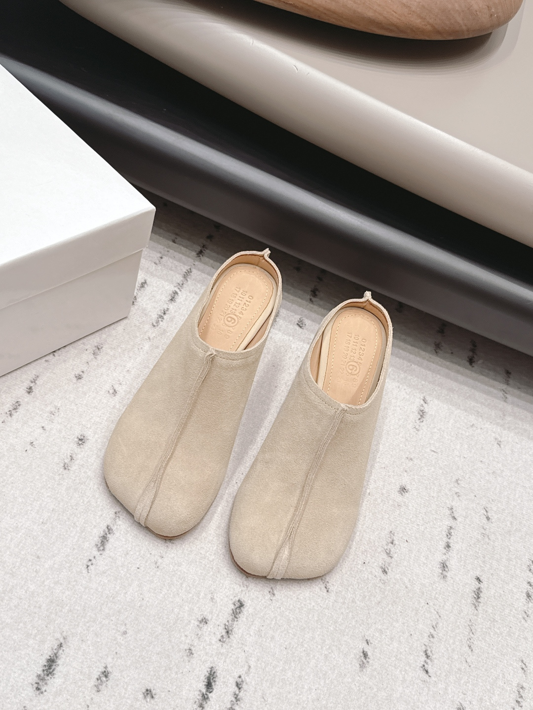 NO:899872,: 'Exclusive top version' Maison Margiela 26 vs early autumn new fashion shoes series... [Special-shaped head half-slip shoes] The original version provides one-to-one comfort, better wrapping, full personality, and easy to match with various styles of clothes... Fabric: Original customized cowhide Lining: Original customized cowhide Foot pads: Original customized cowhide Outsole: Original customized leather sole Heel height: 7cm Size:  35-39 (40.41. Customization is non-refundable) Packaging: Original full set of packaging Color: Official website updated simultaneously, semi-trailer, masion margiela, cowhide19860909: 《独家顶级版本》 Maison Margiela马吉拉26vs早秋新款时装单鞋系列……【异形头半拖单鞋】 原版一比一打造舒适度,包裹性都比较好,个性十足,很好驾驭各种风格衣服搭配…… 面料: 原版定制牛猄 内里: 原版定制牛皮 垫脚: 原版定制牛皮 大底: 原版定制真皮底 跟高: 7cm 码数: 35-39（40.41.定制不退换） 包装:原版全套包装 颜色:官网同步更新,半拖,masion margiela,cowhide,Women's Shoes