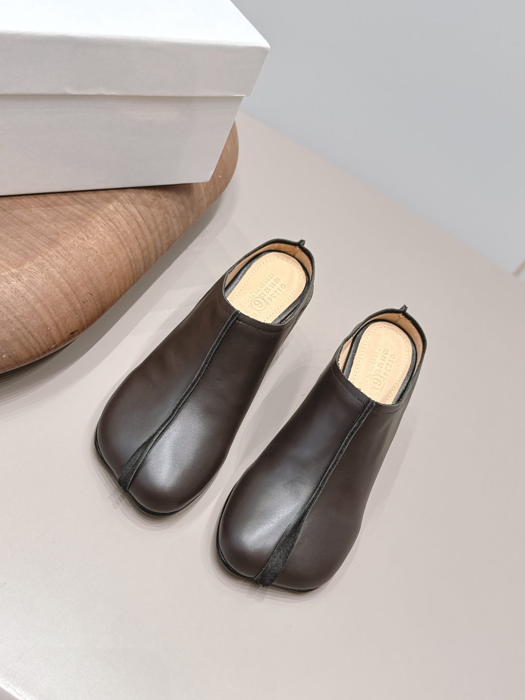 NO:899864,: 'Exclusive top version' Maison Margiela 26 vs early autumn new fashion shoes series...[Special-shaped head half slippers] The original version creates a one-to-one comfort, better wrapping, full of personality, and easy to match with various styles of clothes... Fabric: Original custom cowhide Lining: Original custom cowhide Foot pads: Original custom cowhide Outsole: Original custom leather sole Heel height: 7cm Size:  35-39 (40.41. Customization is non-refundable) Packaging: Original full set of packaging Color: Official website updated simultaneously, semi-trailer, masion margiela, cowhide19860909: 《独家顶级版本》 Maison Margiela马吉拉26vs早秋新款时装单鞋系列……【异形头半拖单鞋】 原版一比一打造舒适度,包裹性都比较好,个性十足,很好驾驭各种风格衣服搭配…… 面料: 原版定制牛皮 内里: 原版定制牛皮 垫脚: 原版定制牛皮 大底: 原版定制真皮底 跟高: 7cm 码数: 35-39（40.41.定制不退换） 包装:原版全套包装 颜色:官网同步更新,半拖,masion margiela,cowhide,Women's Shoes
