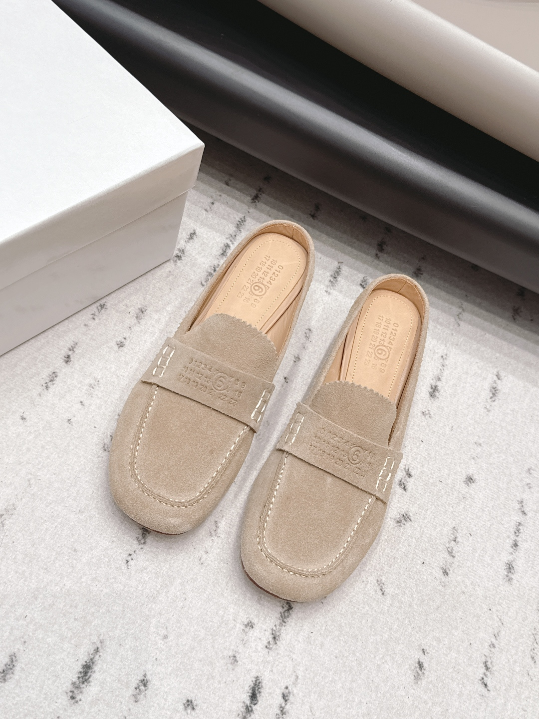 NO:899809,: 'Exclusive top version' Maison Margiela 26 vs early autumn new fashion shoes series... [Round-toe Loaf half-slip shoes] The original version provides one-to-one comfort, better wrapping, full of personality, and easy to match with various styles of clothes... Fabric: Original customized cowhide Lining: Original customized cowhide Foot pads: Original customized cowhide Outsole: Original customized genuine leather sole Heel height: 3.5cm Size:  35-39 (40.41. Customization is non-refundable) Packaging: Original full set of packaging Color: Official website updated simultaneously, semi-trailer, masion margiela, loafers, cowhide19860909: 《独家顶级版本》 Maison Margiela马吉拉26vs早秋新款时装单鞋系列……【圆头乐福半拖单鞋】 原版一比一打造舒适度,包裹性都比较好,个性十足,很好驾驭各种风格衣服搭配…… 面料: 原版定制牛猄 内里: 原版定制牛皮 垫脚: 原版定制牛皮 大底: 原版定制真皮底 跟高: 3.5cm 码数: 35-39（40.41.定制不退换） 包装:原版全套包装 颜色:官网同步更新,半拖,masion margiela,loafers,cowhide,Women's Shoes