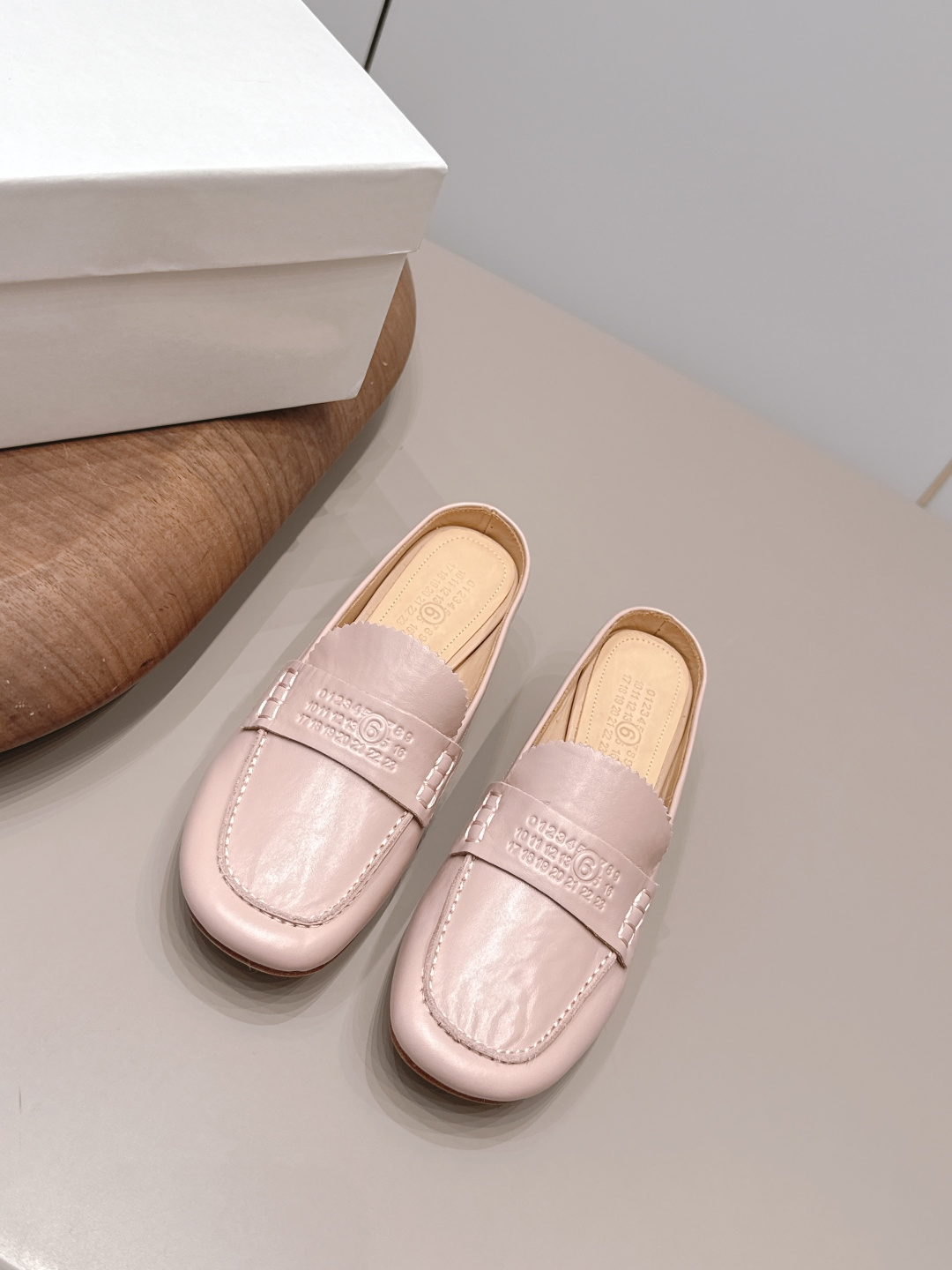 NO:899802,: 'Exclusive top version' Maison Margiela 26 vs early autumn new fashion shoes series... [Round-toe Loaf half-slip shoes] The original version provides one-to-one comfort, better wrapping, full personality, and easy to match with various styles of clothes... Fabric: Original custom cowhide Lining: Original custom cowhide Foot pads: Original custom cowhide Outsole: Original custom leather sole Heel height: 3.5cm Size:  35-39 (40.41. Customization is non-refundable) Packaging: Original full set of packaging Color: Official website updated simultaneously, semi-trailer, masion margiela, loafers, cowhide19860909: 《独家顶级版本》 Maison Margiela马吉拉26vs早秋新款时装单鞋系列……【圆头乐福半拖单鞋】 原版一比一打造舒适度,包裹性都比较好,个性十足,很好驾驭各种风格衣服搭配…… 面料: 原版定制牛皮 内里: 原版定制牛皮 垫脚: 原版定制牛皮 大底: 原版定制真皮底 跟高: 3.5cm 码数: 35-39（40.41.定制不退换） 包装:原版全套包装 颜色:官网同步更新,半拖,masion margiela,loafers,cowhide,Women's Shoes