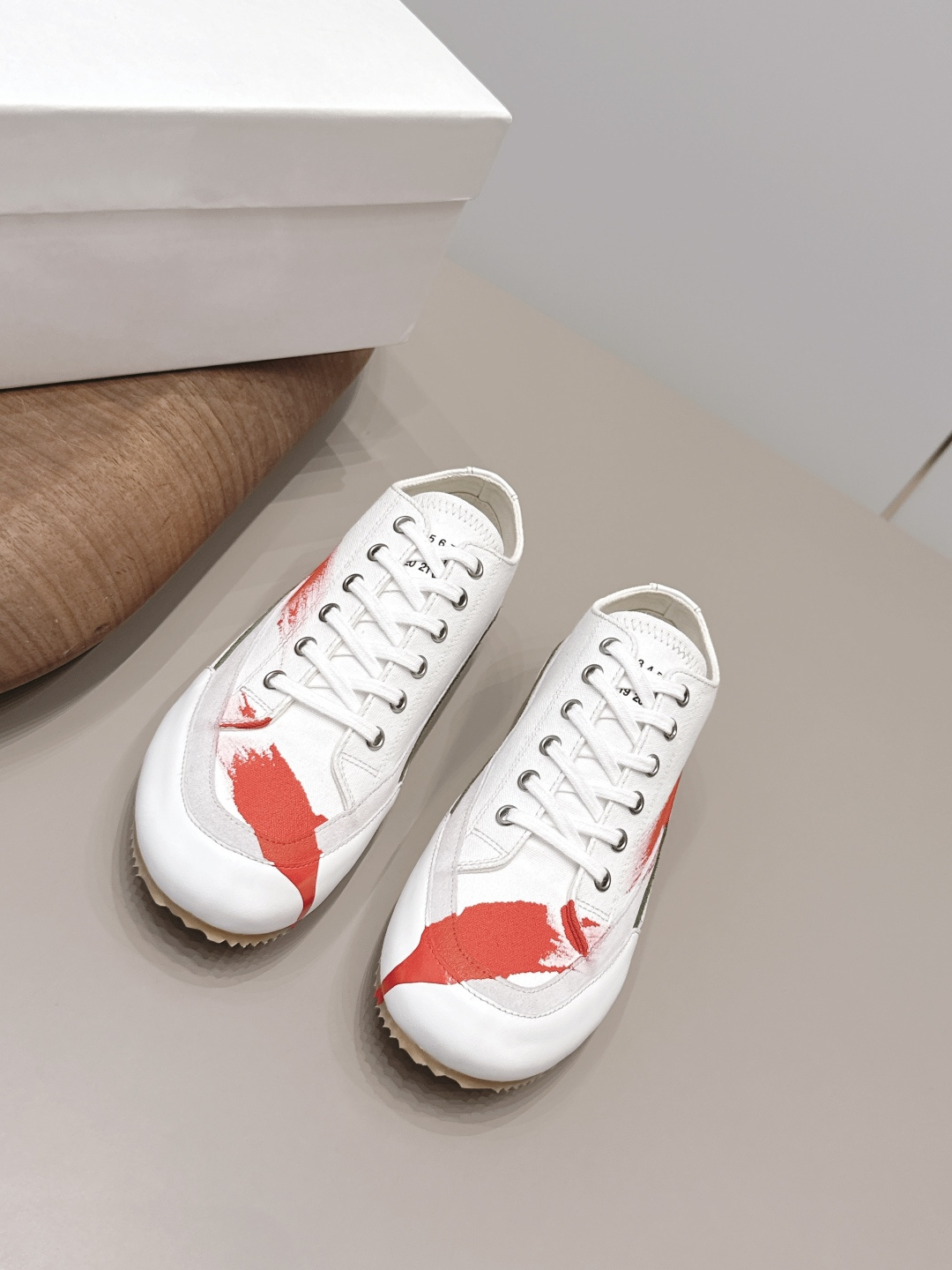 NO:899818,: 'Exclusive top version' for couples M*M6M*aison M*argiela~26vs new retro casual series for couples... [Retro casual shoes for couples] Just when you hear the retro style, you can immediately think of the classic M*arginal, retro and fashionable, clean and refreshing collection of spring, summer, autumn and winter colors, comfortable, cool and casual style design, very Margiela style, no pressure on the feet, full of pioneering elements, original packaging  A light luxury trendy model with multiple elements, this German training shoe designed by Margiela continues the classic T-shaped leather splicing. It has been carefully improved many times by the design team, just to let you experience the most original military taste~ The designer's design technology is combined with the top craftsmanship of sports and leisure Labang lasts. It does not take off the bottom, does not smell glue, and uses Labang lasting technology... Fabric: Original customized/cowhide/military canvas Lining: Original customized high-density muslin Foot: Original customized cowhide  Outsole: Original molded wear-resistant bottom sheet Size: 35-44 (Male 45.46.47. Customized) Packaging: Original full set of packaging Color: Official website updated simultaneously, casual shoes/sports shoes, masion margiela, sneakers, cowhide19860909: 情侣《独家顶级版本》 M*M6M*aison M*argiela~26vs新款情侣复古休闲系列……【情侣复古休闲鞋】 光听到复古风就能立刻想到经典M*arginal,复古时髦,春夏秋冬配色干净清爽集合,舒适,酷飒,休闲于一体的风格设计,很马吉拉风格,上脚无压力十足先锋元素,原版包装 一个轻奢潮款多元素结合玛吉拉设计师设计这一款德国训练鞋延续了经典的T形真皮拼接,经过设计团队多次的精心改良,只为让您体验最原始的军旅味道~设计师设计工艺结合运动休闲拉邦套楦顶级工艺,不脱底,不臭胶水,采用拉邦套楦工艺…… 面料: 原版定制/牛皮/军工帆布 内里: 原版定制高密度细布 垫脚: 原版定制牛皮 大底: 原版开模耐磨底片 码数: 35-44（男45.46.47.定制） 包装:原版全套包装 颜色:官网同步更新,休闲鞋/运动鞋,masion margiela,sneakers,cowhide,Women's Shoes