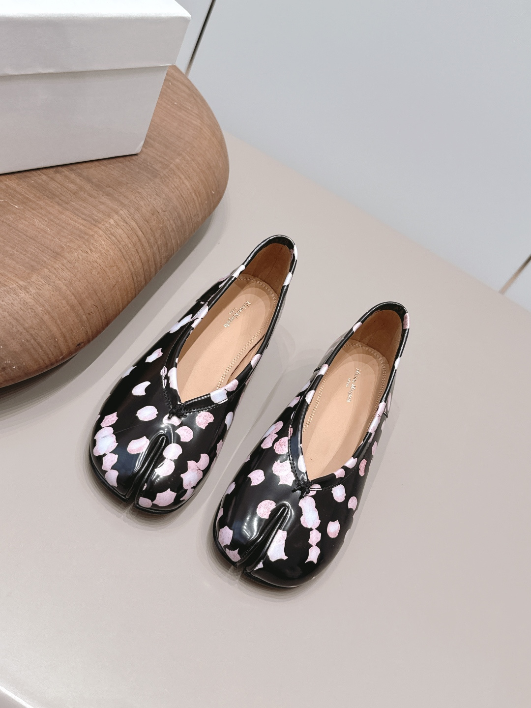 NO:899832,: 'Exclusive top version' Maison Margiela 26 vs early autumn new fashion shoes series... [Split-toe graffiti shoes] The original version has one-to-one comfort, better wrapping, full personality, and easy to match with various styles of clothes... Fabric: Original custom cowhide/graffiti crafts Lining: Original custom cowhide Foot pads: Original custom cowhide Outsole: Original custom leather sole Heel height: 3.5cm Size:  35-39 (40.41. Customization is non-refundable) Packaging: Original full set of packaging Color: Official website updated simultaneously, split-toe shoes, masion margiela, cowhide19860909: 《独家顶级版本》 Maison Margiela马吉拉26vs早秋新款时装单鞋系列……【分趾涂鸦单鞋】 原版一比一打造舒适度,包裹性都比较好,个性十足,很好驾驭各种风格衣服搭配…… 面料: 原版定制牛皮/涂鸦工艺 内里: 原版定制牛皮 垫脚: 原版定制牛皮 大底: 原版定制真皮底 跟高: 3.5cm 码数: 35-39（40.41.定制不退换） 包装:原版全套包装 颜色:官网同步更新,分趾鞋,masion margiela,cowhide,Women's Shoes