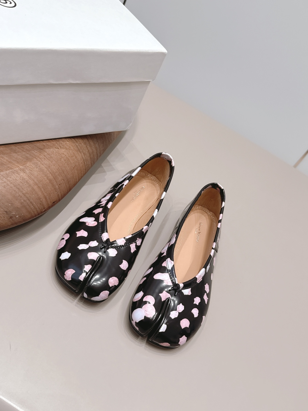 NO:899840,: 'Exclusive top version' Maison Margiela 26 vs early autumn new fashion shoes series... [Split-toe graffiti shoes] The original version has one-to-one comfort, better wrapping, full personality, and easy to match with various styles of clothes... Fabric: Original custom cowhide/graffiti crafts Lining: Original custom cowhide Foot pads: Original custom cowhide Outsole: Original custom leather sole Heel height: 1.0cm Size:  35-39 (40.41. Customization is non-refundable) Packaging: Original full set of packaging Color: Official website updated simultaneously, split-toe shoes, masion margiela, cowhide19860909: 《独家顶级版本》 Maison Margiela马吉拉26vs早秋新款时装单鞋系列……【分趾涂鸦单鞋】 原版一比一打造舒适度,包裹性都比较好,个性十足,很好驾驭各种风格衣服搭配…… 面料: 原版定制牛皮/涂鸦工艺 内里: 原版定制牛皮 垫脚: 原版定制牛皮 大底: 原版定制真皮底 跟高: 1.0cm 码数: 35-39（40.41.定制不退换） 包装:原版全套包装 颜色:官网同步更新,分趾鞋,masion margiela,cowhide,Women's Shoes