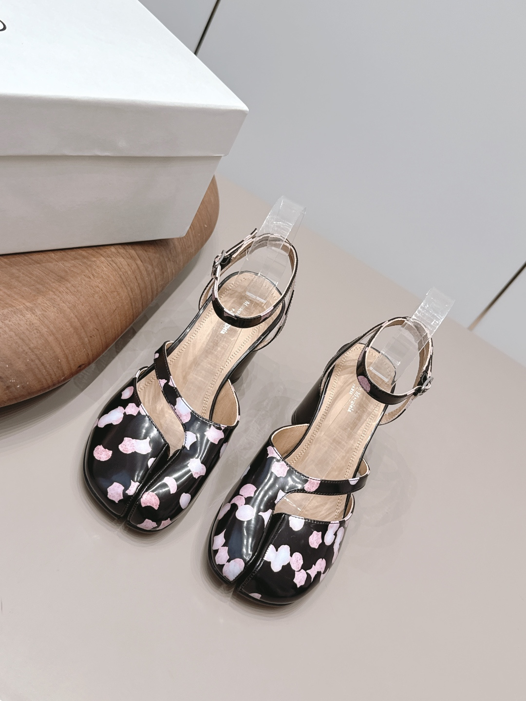 NO:899848,: 'Exclusive top version' Maison Margiela 26 vs early autumn new fashion shoes series... [Split-toe graffiti shoes] The original version offers one-to-one comfort, better wrapping, full personality, and easy to match with various styles of clothes... Fabric: Original custom cowhide/graffiti crafts Lining: Original custom cowhide Foot pads: Original custom cowhide Outsole: Original custom leather sole Heel height: 7cm Size:  35-39 (40.41. Customization is non-refundable) Packaging: Original full set of packaging Color: Official website updated simultaneously, split-toe shoes, masion margiela, cowhide19860909: 《独家顶级版本》 Maison Margiela马吉拉26vs早秋新款时装单鞋系列……【分趾涂鸦单鞋】 原版一比一打造舒适度,包裹性都比较好,个性十足,很好驾驭各种风格衣服搭配…… 面料: 原版定制牛皮/涂鸦工艺 内里: 原版定制牛皮 垫脚: 原版定制牛皮 大底: 原版定制真皮底 跟高: 7cm 码数: 35-39（40.41.定制不退换） 包装:原版全套包装 颜色:官网同步更新,分趾鞋,masion margiela,cowhide,Women's Shoes