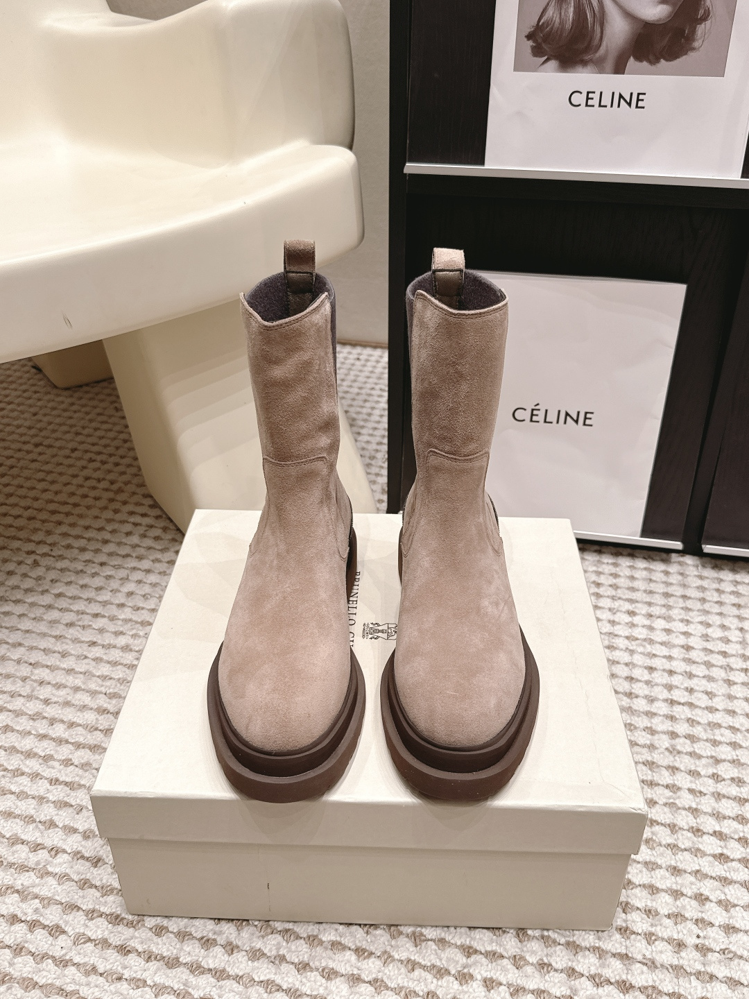 NO:904285,Purchasing agent BrunelloCucinelli · 26s early autumn new suede back drill elastic short boots  The outline of the round toe carries the brand's consistent gentleness and calmness, not sharp or ostentatious, like a wise man who speaks softly but with precise words. The boot leg abandons the stiffness of traditional leather and is made of elastic fabric, which closely fits the curves of the ankle and calf - not a tight restraint, but soft and elastic wrapping like a pair of thick cashmere socks, giving the wearer the freedom and comfort of a sports shoe. Material: cowhide leather lining sheep lining outsole rubber outsole  Shoe size 35-39/40 41 42 customized non-returnable, boots, brunello cucinelli, boots, sneakers, cowhide19860909代购级 BrunelloCucinelli·26s 早秋新款 绒面后尾钻面弹力短靴 圆头的轮廓带着品牌一贯的温润与从容,不尖锐,不张扬,像一位说话轻声细语却字字精准的智者.而靴筒摒弃了传统皮革的硬挺,采用弹力面料制成,紧密贴合脚踝与小腿的曲线——不是紧绷的束缚,而是像一双厚实的羊绒袜那样柔软地、有弹性地包裹着,给予穿着者运动鞋般的自由与舒适. 材质牛皮 内里羊里 大底橡胶大底 鞋码35-39/40 41 42定制不退换,靴子,brunello cucinelli,boots,sneakers,cowhide,Women's Shoes