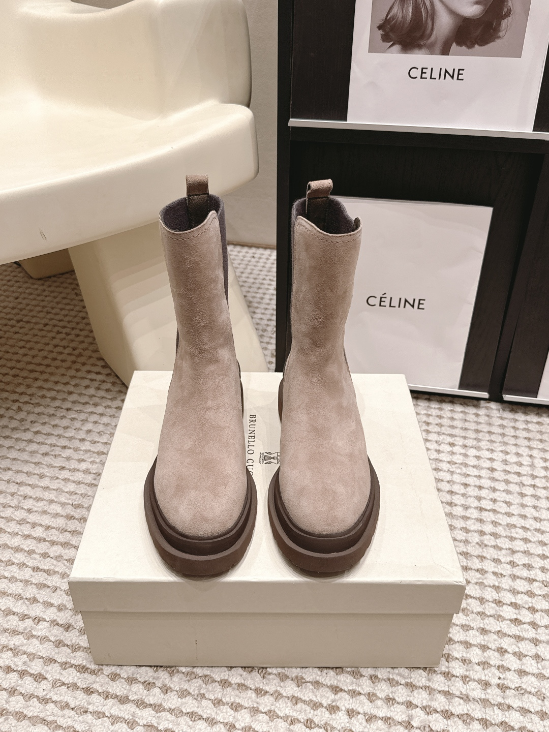 NO:904224,Purchasing agent BrunelloCucinell*·26s early autumn new style rear elastic cloth short boots  The outline of the round toe is as gentle as jade, with the brand's consistent calmness and determination, not sharp, not ostentatious, like a softly spoken promise. The main body of the boot is made of soft leather, stiff but not stiff, and at the heel, an elastic band is cleverly embedded between the leather - not the elastic band exposed like sports shoes, but like the dark elastic lining on the inside of the waistband of trousers, which implicitly and quietly solves the convenience of putting on and taking off. Material cowhide  Sheep lining, rubber outsole, shoe size 35-39/40, customized, non-returnable, boots, brunello cucinelli, boots, sneakers, cowhide19860909代购级 BrunelloCucinell*·26s 早秋新款 后尾弹力布短靴 圆头的轮廓温润如玉,带着品牌一贯的从容与笃定,不尖锐,不张扬,像一句轻声道出的承诺.靴筒主体由柔软的皮革构成,挺括而不僵硬,而在后跟处,一条弹力带被巧妙地嵌入了皮革之间——不是运动鞋那样的松紧带外露,而是像西裤裤腰内侧的暗纹弹性衬里,含蓄地、不动声色地解决了穿脱的便利性. 材质牛皮 内里羊里 大底橡胶大底 鞋码35-39/40定制不退换,靴子,brunello cucinelli,boots,sneakers,cowhide,Women's Shoes