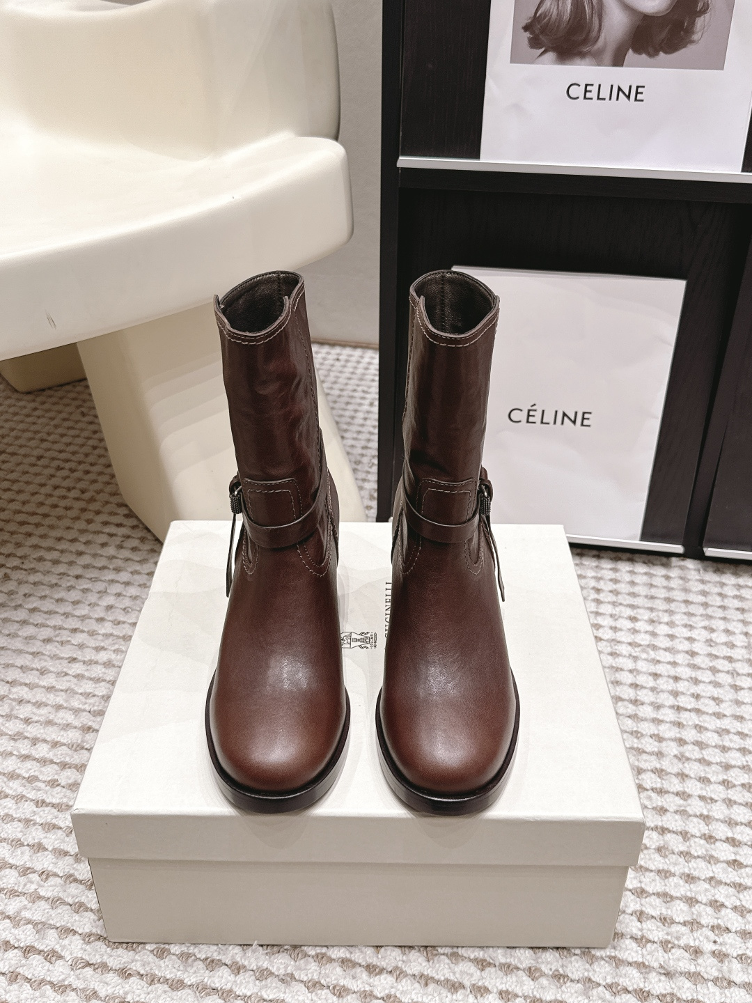 NO:904231,Purchasing agent BrunelloCucinell*·26s early autumn new style minimalist design round toe thick heel short boots  The round toe lines are gentle but not blunt, like pebbles washed by streams over the years, with an unguarded calmness. The thick heels are firmly rooted in the soles of the boots, lifting the wearer upwards while giving each step a determined rhythm - not the kind of height that requires holding your breath to control, but a gentle slope that allows you to walk tirelessly on the stone road all day long. The boots are close to the ankle but not restrained, and the leather surface glows with a faint dark glow unique to top-grade leather. Material cowhide  Sheep lining inside, outsole imported from Italy, genuine leather outsole, shoe size 35-39/40 41 42, customized, non-returnable, boots, brunello cucinelli, boots, cowhide, Leather soles19860909代购级 BrunelloCucinell*·26s 早秋新款 极简设计圆头粗跟短靴 圆头线条温润而不钝拙,像被溪水经年冲刷的卵石,自带一种不设防的从容气度.粗跟从靴底稳稳扎根,将穿着者向上托举的同时,赋予每一步以笃定的节奏——不是那种需要屏息驾驭的高度,而是一段让你在石板路上走一整天也不知疲倦的温柔坡度.靴筒紧贴脚踝却不束缚,皮革表面泛着独属顶级皮料的幽微暗芒. 材质牛皮 内里羊里 大底意大利进口真皮大底 鞋码35-39/40 41 42定制不退换,靴子,brunello cucinelli,boots,cowhide,Leather soles,Women's Shoes
