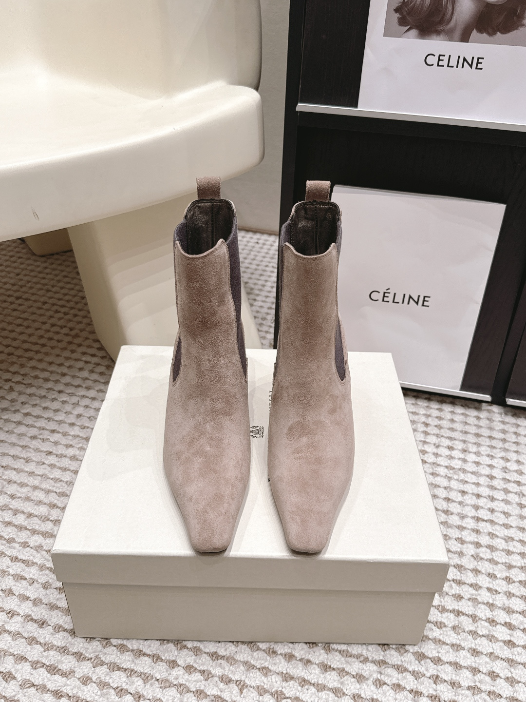 NO:904259,Purchasing agent BrunelloCucinell*·26s early autumn new suede cat-heel elastic short boots. These short boots are Brunello  Cucinelli cut the soft arc of the sky at sunset in the village of Solomeo into an elegant outline on the ankle. The cat heels rise slenderly from the soles of the boots, not as aggressive as high heels, but using a just right arc to gently lift the body up, adding a feminine lightness to the steady pace. The boots fit tightly around the ankles, and the stretch fabric hugs the skin as softly as cashmere socks, without any sense of restraint, only the tranquility of being properly wrapped.  Material: cowhide, sheep lining, outsole, genuine leather outsole imported from Italy, shoe size 35-39/48 41 42, custom made, non-returnable, boots, brunello cucinelli, boots, cowhide, Leather soles19860909代购级 BrunelloCucinell*·26s 早秋新款 绒面猫跟弹力短靴 这双短靴是Brunello Cucinelli将索罗梅奥村落日时分天际那一抹柔和的弧光,剪裁成了脚踝上的优雅轮廓.猫跟纤细地从靴底踮起,不像高跟那般咄咄逼人,而是用一段恰到好处的弧度,将身姿轻轻向上托举,让步伐在稳健中多了一份女性的轻盈.靴筒紧密贴合脚踝,弹力面料如羊绒袜般柔软地拥抱着肌肤,没有丝毫的束缚感,只有被妥帖包裹的安宁. 材质牛皮 内里羊里 大底意大利进口真皮大底 鞋码35-39/48 41 42定制不退换,靴子,brunello cucinelli,boots,cowhide,Leather soles,Women's Shoes