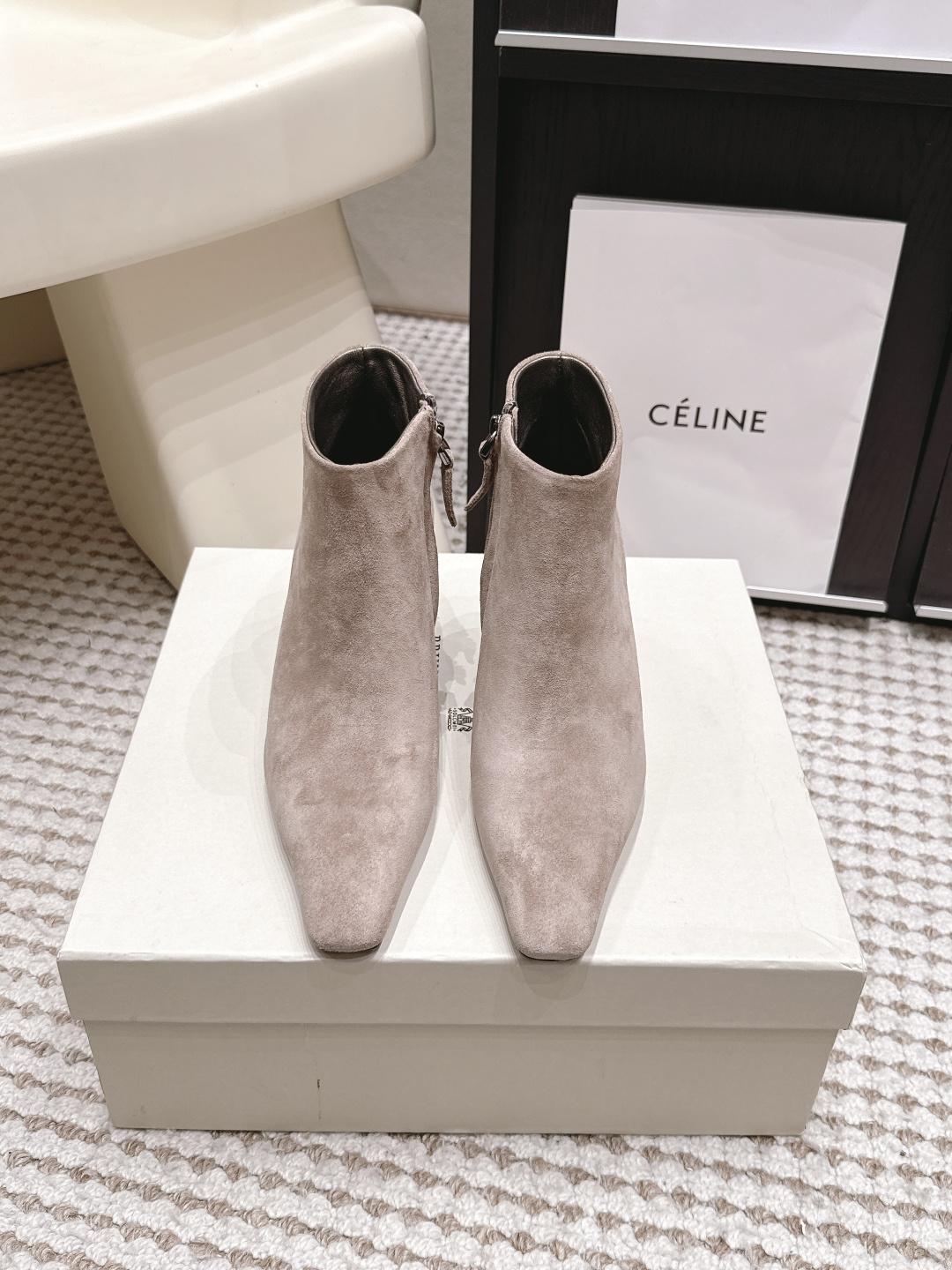 NO:904238,Purchasing agent BrunelloCucinell*·26s spring and summer new style retro color cat heel suede short boots. These short boots are Brunello  Cucinelli uses the softest plant fiber in the Solomeo Valley to spin an idyllic poem on the ankle. The suede shoe body is like a reed bush wetted by morning mist, with a fluffy matte texture. The color is between sage gray, cooked oatmeal off-white or earth warm brown - those natural tones with earthy fragrance that have been repeatedly baked by the sun. Material cowhide, lining Sheep lining Outsole Italian imported leather outsole Shoe size 35-39/40  41 42 Customized, non-refundable, boots, brunello cucinelli, boots, cowhide, Leather soles19860909代购级 BrunelloCucinell*·26s 春夏新款 复古色猫跟绒面短靴 这双短靴是Brunello Cucinelli用索罗梅奥山谷里最柔软的植物纤维,在脚踝上纺出的一首田园诗.绒面鞋身如同被晨雾打湿的芦苇丛,泛着毛茸茸的哑光质感,色泽介于鼠尾草灰、熟燕麦米白或大地暖棕之间——那些被日光反复烘晒过的、带着泥土芬芳的自然色调. 材质牛皮 内里羊里 大底意大利进口真皮大底 鞋码35-39/40 41 42定制不退换,靴子,brunello cucinelli,boots,cowhide,Leather soles,Women's Shoes