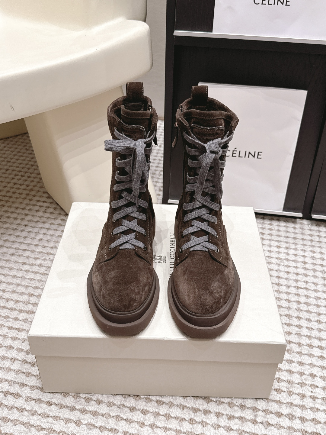 NO:904245,Purchasing agent level BrunelloCucinell*·26s new spring and summer retro color design suede Martin boots. This pair of Martin boots are Brunello  Cucinelli has re-written the tones that have been polished by time on the stone roads in the ancient towns of Umbria in the soft language of suede. It is not a new black or sharp bright, but a retro color that has been adjusted over time - like an old leather cover that has been faded by the Mediterranean sun, between tobacco brown, ripe chestnut brown and gray-toned olive green, with a sense of warmth and story that has been read over and over again. Material: cow suede, lining, sheep lining, outsole, rubber outsole  Shoe size 35-39/40.41.42 customized, non-returnable, boots, brunello cucinelli, boots19860909代购级 BrunelloCucinell*·26s 春夏新款 复古色设计绒面马丁靴 这双马丁靴是Brunello Cucinelli将翁布里亚古镇石板路上那些被岁月打磨过的色调,用绒面的柔软语言重新誊写了一遍.不是簇新的黑或凌厉的亮,而是经过时间调配的复古色泽——像被地中海阳光晒褪了色的旧皮革封面,介于烟草棕、熟栗褐与灰调橄榄绿之间,带着一种被反复翻阅过的温润与故事感. 材质牛反绒 内里羊里 大底橡胶大底 鞋码35-39/40.41.42定制不退换,靴子,brunello cucinelli,boots,Women's Shoes