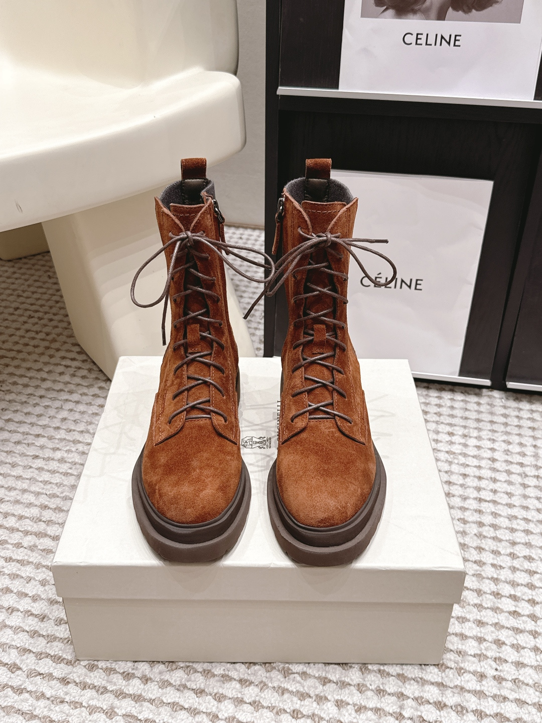 NO:904252,Purchasing agent BrunelloCucinell*·26s early autumn new cool stretch Martin boots  The classic eight-hole outline and thick-soled structure of Martin boots are completely retained, and the unruly genes from the street and military are still there - but the brand uses high-quality suede or calfskin to re-polished this coolness, making it restrained and turned into a low-key coolness that only those who know how to know will look at it. The elastic bands embedded on both sides of the boot shaft or in the heel are like a gentle hug hidden under the armor, making it easy to put on and take off and make walking comfortable. Material Yangjing  Sheep lining, outsole imported from Italy, genuine leather outsole, shoe size 35-39/40, 41 42, customized, non-returnable, boots, brunello cucinelli, boots, cowhide, sheep, Leather soles19860909代购级 BrunelloCucinell*·26s 早秋新款 酷感十足弹力马丁靴 马丁靴经典的八孔轮廓与厚底结构被完整保留,那份来自街头与军旅的不羁基因依然在——但品牌用质感上乘的翻毛皮或小牛皮将这份酷感重新打磨,使其锋芒内敛,变成一种只有懂得人才会侧目的低调酷感.而靴筒两侧或后跟处嵌入的弹力带,则像一个藏在盔甲下的温柔拥抱,让穿脱变得从容,让行走变得自在. 材质羊京 内里羊里 大底意大利进口真皮大底 鞋码35-39/40 41 42定制不退换,靴子,brunello cucinelli,boots,cowhide,sheep,Leather soles,Women's Shoes