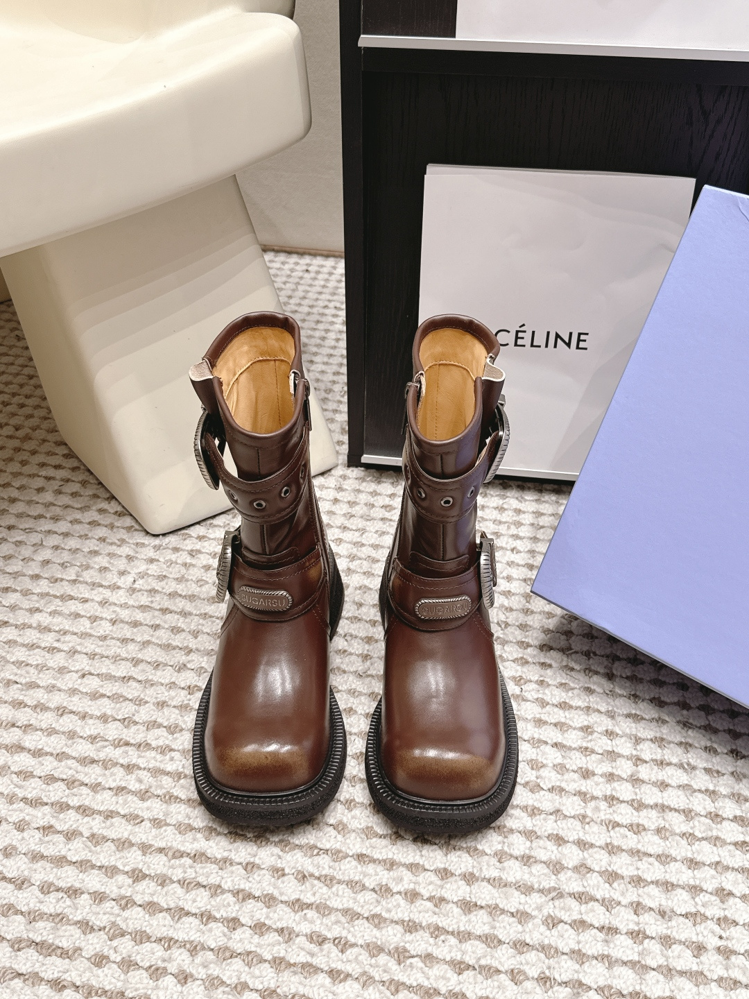 NO:904265,Purchasing agent level Sugarsu Sulu Yano 26/Early Autumn Retro Color Polished Knight Boots Sugarsu Sugarsu Series Retro Color Polished Knight Boots, cow leather + metal buckle, full of British retro style!  The mid-tube design elongates the leg line, and the thick heel is super stable, which is suitable for daily commuting or long walks. The hand-rubbed color process is full of layering and high-end texture. Whether paired with a skirt or overalls, it can easily switch between sweet and cool or retro style, making it a must-have for autumn and winter!  Size 35-39 (40 is custom-made and cannot be returned or exchanged), boots, boots, skirts, cowhide19860909代购级 Sugarsu 酥履弥野 26/早秋 复古擦色骑士靴 酥履弥野系列复古擦色骑士靴,牛皮革+金属扣环,英伦复古风满满！中筒设计拉长腿部线条,粗跟超稳,日常通勤或长时间走路都OK. 手工擦色工艺,层次感十足,质感高级.无论搭配裙装还是工装裤,都能轻松切换甜酷or复古风,秋冬穿搭必备！ Size 35-39（40定做不退换）,靴子,boots,skirts,cowhide,Women's Shoes