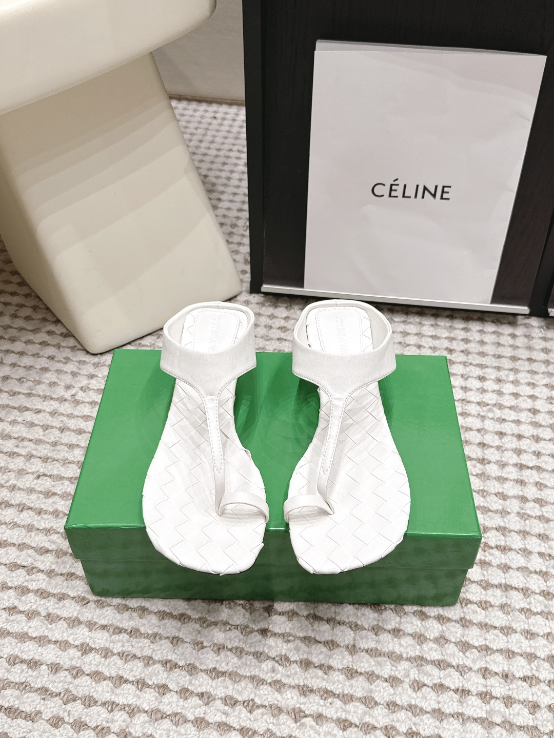 NO:904272,Purchasing-grade Bottega Venet*BV's new summer woven thong thick heel sandals have a relaxed retro literary style, classic woven patterns cover the shoe body, simple T-shaped thong design, neat wide straps to modify the instep, low-key and advanced with a lazy atmosphere. It is very suitable for pairing with denim wide-leg pants, cotton and linen skirts, casual straight pants, and vacation dresses. It is suitable for daily shopping, beach vacations, coffee shops, and short trips.  Cowhide upper, cowhide lining, outsole, Italian leather outsole injection molding, size 35-41 (customized sizes 40 and 41 are non-returnable), heel height 4cm, split-toe shoes, bottega veneta, bottega veneta, skirts, cowhide, Leather soles19860909代购级 Bottega Venet*BV夏季新款编织夹趾粗跟凉拖 自带松弛复古文艺格调,经典编织纹路铺满鞋身,简约T型夹趾设计,利落宽袢带修饰脚面,低调高级自带慵懒氛围感. 搭配牛仔阔腿裤、棉麻半身长裙、休闲直筒裤、度假连衣裙都十分契合,日常逛街、海边度假、咖啡馆小憩、短途出游都适配. 鞋面牛皮 内里牛皮 大底意大利真皮大底注塑 size35-41码（40、41码定制不退换） 跟高4cm,分趾鞋,bottega veneta,bottega veneta,skirts,cowhide,Leather soles,Women's Shoes