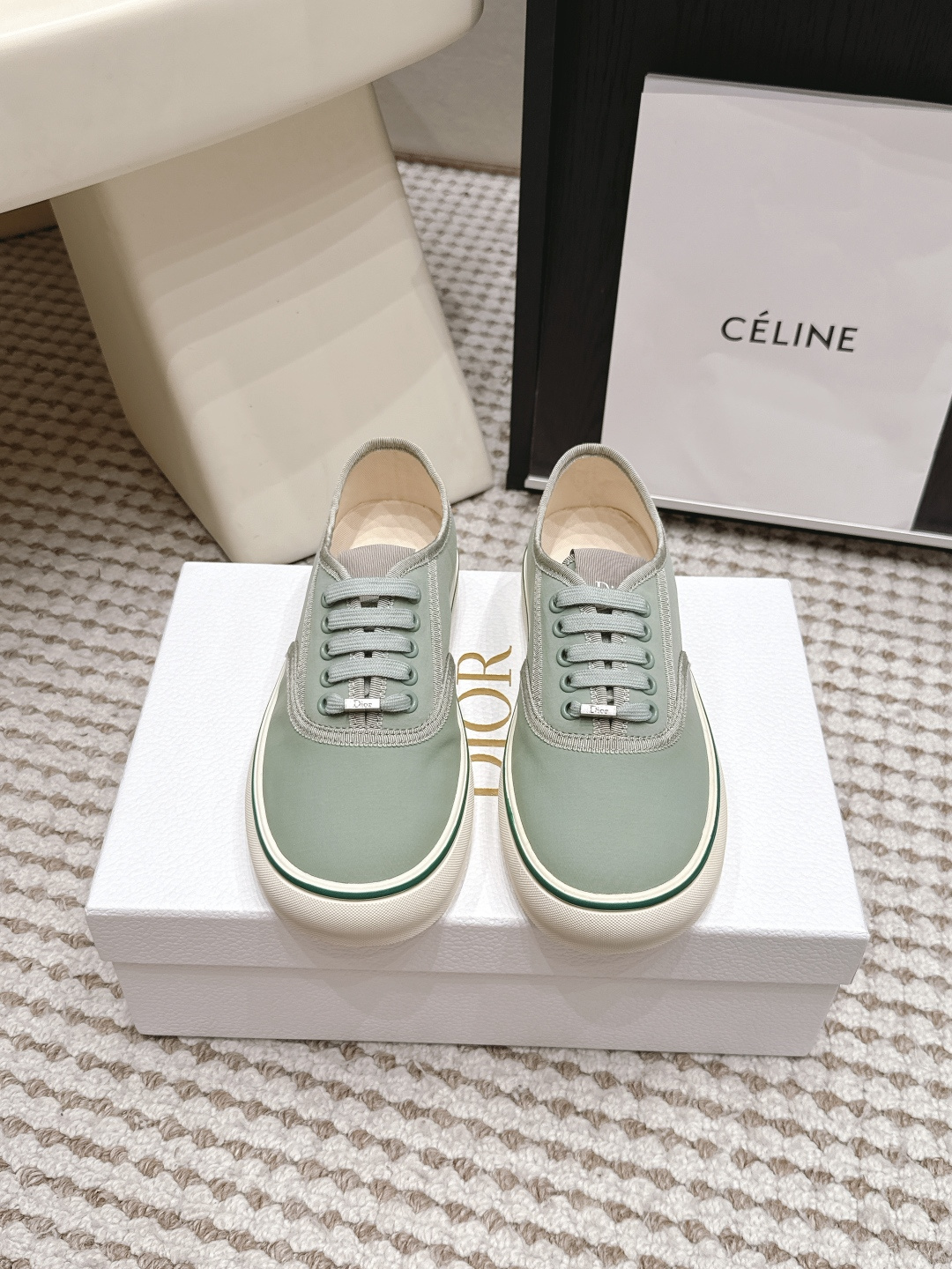 NO:904279,Purchasing-grade Dio*26ss new summer style thick-soled lace-up casual sneakers have a fresh and lazy literary atmosphere. The classic low-cut sneakers silhouette and dark patterned presbyopia embossing are low-key and restrained, eliminating the exaggeration and showing a simple and high-end temperament. Pair them with straight jeans, cotton and linen wide-leg pants for a casual style. Pair them with floral skirts and knitted long skirts to create a gentle literary look. Suitable for daily commuting, shopping and shopping, and weekend outings.  Original high-density canvas for the upper, original high-density canvas for the lining, outsole, TPU two-color molded outsole, size 35-41 (customized sizes 40 and 41 are not returnable), heel height 3cm, casual shoes/sports shoes, dior, sneakers, skirts, jeans19860909代购级 Dio*26ss夏季新款 厚底 系带休闲板鞋 自带清新慵懒的文艺氛围,经典低帮板鞋轮廓,暗纹老花压印低调内敛,褪去浮夸感,尽显简约高级气质. 搭配直筒牛仔裤、棉麻阔腿裤随性自在,搭配碎花半身裙、针织长裙可打造温柔文艺造型,日常通勤、逛街探店、周末出游全部适配. 鞋面原版高密度帆布 内里原版高密度帆布 大底TPU双色开模大底 size35-41码（40、41码定制不退换） 跟高3cm,休闲鞋/运动鞋,dior,sneakers,skirts,jeans,Women's Shoes