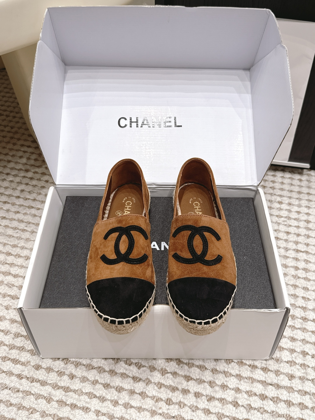 NO:904244,Purchasing agent level (official website synchronized aircraft box) Chane*·overweight yb developed a full range of classic fisherman shoes Chanel Xiaoxiang classic fisherman shoes, Xiang Grandma, as the originator of fisherman shoes, has always been unquestionable, and the design of fishermen shoes is so many that it has 'amazed' the eyes of countless people. Fisherman shoes have been popular for more than ten years, why?  Because fishermen's shoes are more breathable and cooler than leather shoes. Fishermen's shoes are more comfortable and versatile than sandals. Fishermen's shoes are more fashionable and trendy than canvas shoes. They are light and comfortable and have aesthetics at the same time. They are increasingly becoming a must-have choice for fashionistas when going out on the street!  The most important thing about fisherman's shoes is hemp rope, which is hand-sewn stitch by stitch. But be careful, don't soak fishermen's shoes in water. Water is the natural enemy of hemp rope. Just wipe off the upper of the shoe with daily care. Remember not to wear it on rainy days. If you have fat feet, it is recommended to choose a larger size!  The hemp rope on the sole is threaded, and the worker pulls the thread stitch by stitch. The one-piece super non-slip beef tendon sole is more expensive than ordinary rubber soles!  It is the sole with the best suede performance and durability. Size: 35-39/40 customization, fisherman shoes, chanel, sandals, espadrilles19860909代购级（官网同步飞机盒） Chane*·超重yb开发 经典渔夫鞋全系列 Chanel 小香经典渔夫鞋,香奶奶作为渔夫鞋的鼻祖,一直以来都是毋庸置疑,渔夫鞋的设计更是多到“惊艳”了无数人的双眼.渔夫鞋火了十几年,是为什么呢？ 因为渔夫鞋比皮鞋更加透气、清凉.渔夫鞋比凉鞋更加舒适、百搭.渔夫鞋比帆布鞋更加时尚、潮流.轻便舒适的同时兼具着美感.日渐成为时髦精们出街必备的不二选择！ 渔夫鞋最讲究的是麻绳,手工一针针缝制.但是注意了,渔夫鞋千万不要泡水,水是麻绳的天敌,平时护理擦下鞋面就可以.切记雨天不要穿,脚胖建议选大一码！鞋底麻绳穿针,工人一针一线拉线,一体成型超防滑牛筋底,比普通的橡胶底贵！是翻毛性能和耐用性最好的底 码数:35-39/40定制,渔夫鞋,chanel,sandals,espadrilles,Women's Shoes