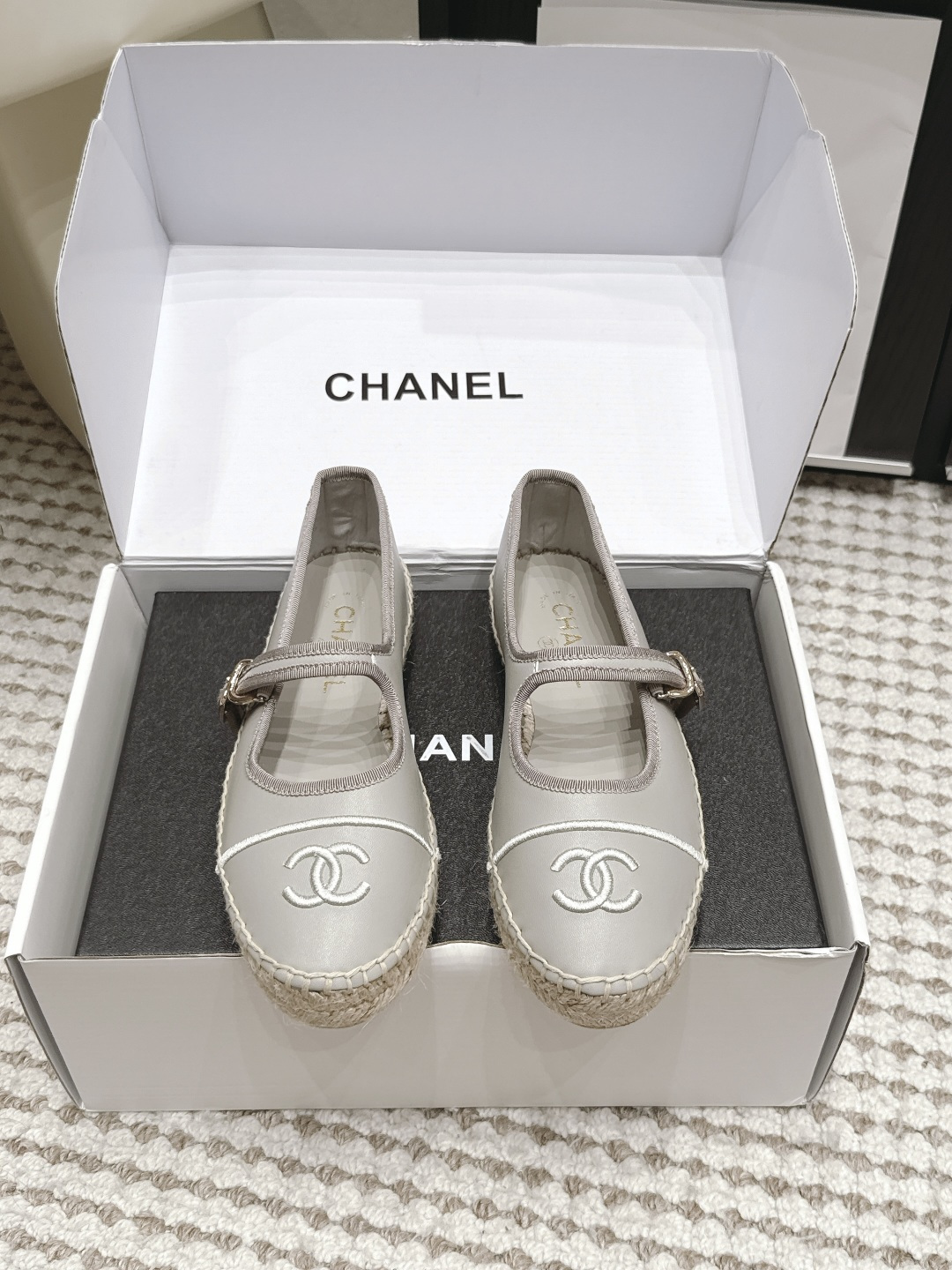 NO:904258,Purchasing level (with official website synchronized aircraft case) Chanel · 26s new product purchasing counter level super soft waxy flat ballet shoes This 26s new purchasing counter level super soft waxy flat ballet shoes are definitely the best choice for minimalist and high-end style. They can meet your needs in terms of comfort and fashion. Material: imported sheepskin/cloth lining: sheepskin foot pads: sheepskin  Size: 35-39/40 customized, fisherman shoes, chanel, espadrilles, sheepskin19860909代购级（配官网同步飞机盒） Chanel·26s新品 代购专柜级别 超软糯平底芭蕾舞鞋 这款26s新品代购专柜级别的超软糯平底芭蕾舞鞋绝对是极简高级风格的不二选择,无论是舒适度还是时尚感都能满足你的需求 材质:进口羊皮/布面 内里:羊皮 垫脚:羊皮 码数:35-39/40定制,渔夫鞋,chanel,espadrilles,sheepskin,Women's Shoes