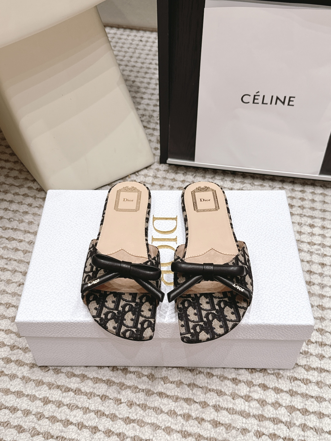 NO:904223,Purchasing agent Dio* 26ss new spring and summer catwalk style open-toe flat slippers. The shallow high heels are the basic style, and are partially integrated into the heelless design of empty mules. The bow decoration on the toe is an iconic element. The pointed lines lengthen the proportion of the legs, and the bow adds a soft and elegant French style.  The overall fusion of French elegance and light luxury, the solid color satin model is suitable for exquisite occasions such as dinners and dates, the plaid model can be matched with casual or retro styles, and the back design improves the convenience of daily wearing and taking off. Upper cowhide/silk/cloth lining Sheepskin leather sole Size 35-39 (customized sizes 34, 40, 41, 42 are non-refundable), slippers, dior, high  heels,slippers,cowhide,sheepskin,real silk,Leather soles19860909代购级 Dio* 26ss春夏新款走秀款露趾平底拖鞋 浅口高跟鞋为基础款型,部分融入后空穆勒鞋的无后跟设计,鞋头处的蝴蝶结装饰是标志性元素,尖头线条拉长腿部比例,蝴蝶结则增添柔美优雅的法式风情. 整体融合法式优雅与轻奢感,纯色缎面款适合晚宴、约会等精致场合,格纹款可搭配休闲或复古造型,后空设计则提升了日常穿脱的便捷性. 鞋面牛皮/真丝/布面 内里羊皮 鞋底真皮大底 Size35-39码（34、40、41、42码定制不退换）,拖鞋,dior,high heels,slippers,cowhide,sheepskin,real silk,Leather soles,Women's Shoes