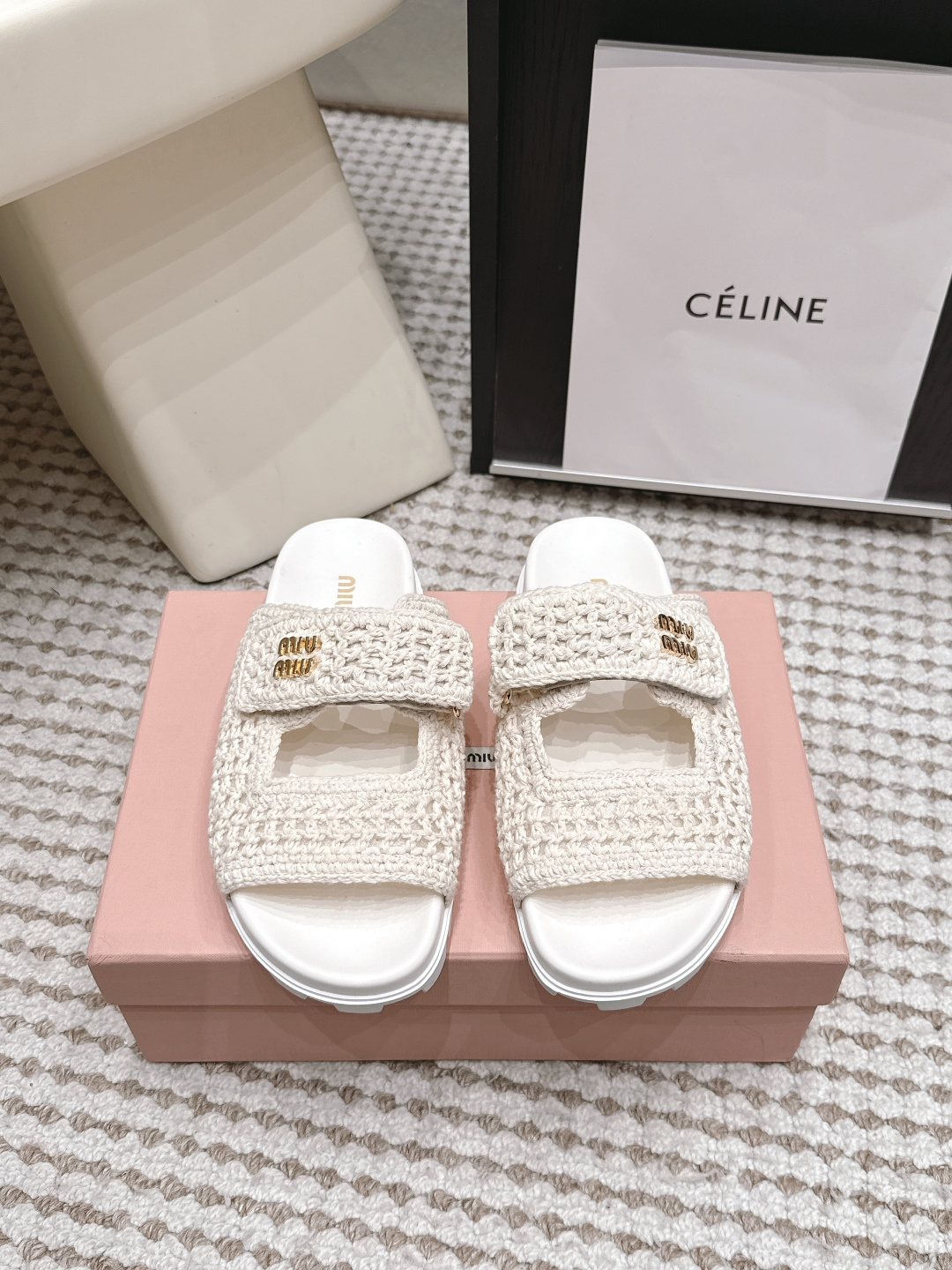 NO:905297,Purchasing agent Miu Miu 26/Summer new flat crochet sandals Miu Miu's crochet sandals have a black hollow design with a handmade feel. The uppers are decorated with golden logos, making them highly recognizable. The flat bottom design is super comfortable for daily wear, and they look great with skirts or casual pants in summer!  Crochet is breathable and stylish, fashionable and practical. It is one of Miu Miu's classic representative items~ Size 35-39 (40.41 custom-made and non-returnable), slippers, miumiu, slippers, skirts19860909代购级 Miu Miu 26/夏季新款 平底 钩针编织凉拖鞋 Miu Miu这款钩针编织凉拖鞋,黑色镂空设计超有手工感,鞋面点缀金色Logo,辨识度满分.平底设计,日常穿超舒适,夏天搭裙装或休闲裤都很出彩！钩针编织透气又有设计感,时髦又实用,是Miu Miu的经典代表单品之一～ Size 35-39（40.41定做不退换）,拖鞋,miumiu,slippers,skirts,Women's Shoes