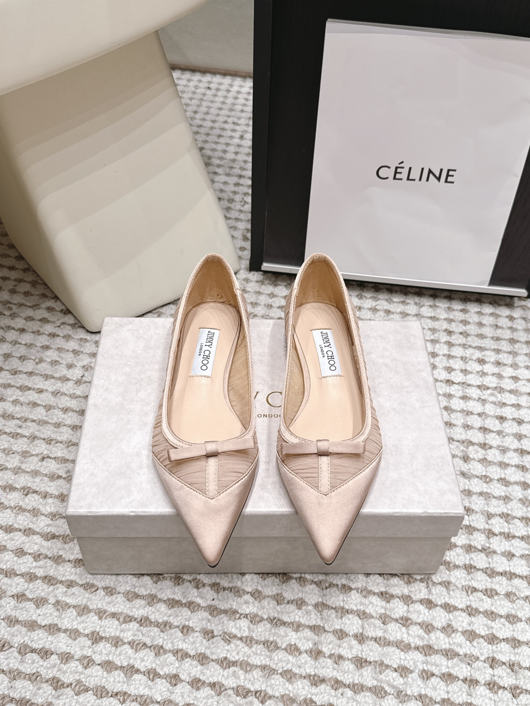 NO:904218,Purchasing agent level Jimmy Cho* 26/ Spring and summer new pleated mesh bow pointed toe flat shoes. The classic pointed toe shoe shape has the effect of elongating the legs. The combination of pleated mesh + bow instantly adds a sense of sophistication and perfectly interprets the light luxury and romance of Jimmy Choo. The shoe body lines are smooth and neat, and the pointed toe design perfectly modifies the foot shape. It can be easily controlled by wide feet and fleshy feet. The upper foot becomes slender and delicate in seconds, showing a unique effect of lengthening the legs.  It is a timeless and elegant shoe in your shoe cabinet. It is suitable for commuting, dating and formal occasions. You can’t go wrong when wearing it with your eyes closed!  Fabric satin/mesh lining sheepskin leather outsole size 35-42 (customized 40 41 42), single shoes, jimmy choo, sheepskin, silk fabric, Leather soles19860909代购级 Jimmy Cho* 26/ 春夏新款褶皱网纱蝴蝶结尖头平底单鞋 经典尖头鞋型自带拉长腿型的效果,褶皱网纱+蝴蝶结的组合,瞬间把精致感拉满,完美诠释Jimmy Choo 的轻奢浪漫.鞋身线条流畅利落,尖头设计完美修饰脚型,宽脚、肉脚都能轻松驾驭,上脚秒变纤细秀气的脚型,显腿长效果一绝. 是鞋柜里永不过时的气质神鞋,通勤、约会、正式场合全场景适配,闭眼入都不会出错！ 面料绸缎/网纱 内里羊皮 大底真皮大底 size35-42（40 41 42定做）,单鞋,jimmy choo,sheepskin,silk fabric,Leather soles,Women's Shoes