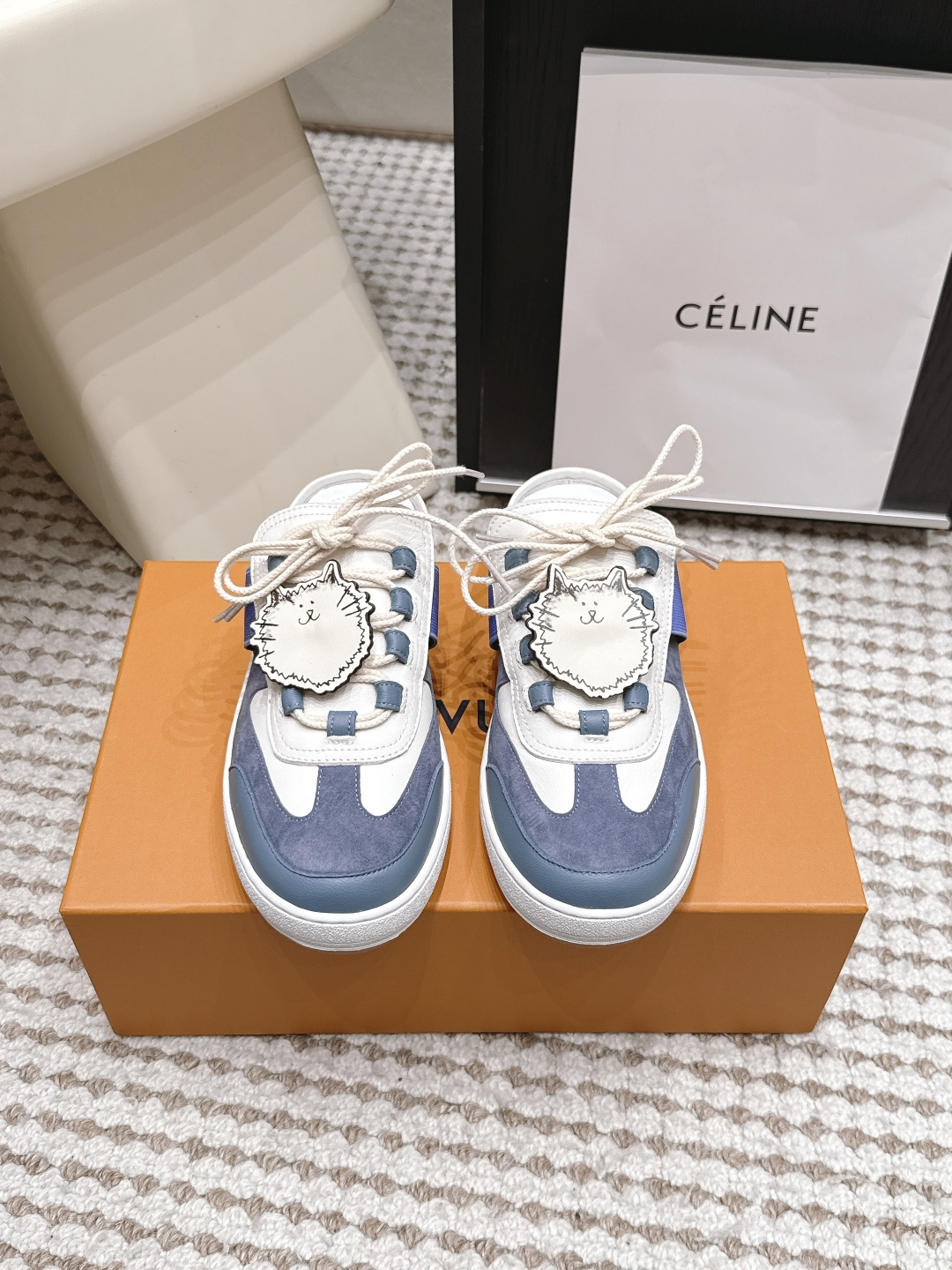NO:904208,Purchasing agent level LOUIS VUITTON x Grace Coddington 26/ Joint Catogram Series Lous Baotou Slippers LV and Grace Coddington’s Cat Series half slippers, off-white + brown splicing, suede and fabric material, with cat hangings on the upper, super cute!  The thick-soled design is comfortable to wear and is versatile for daily outings or leisure activities. It is a limited edition and the size is small, so it is recommended to choose a larger size. The cat theme is very popular among pet lovers and fashionistas, and it goes well with sweaters and casual pants in autumn and winter!  Size: 35-42 (customized 40 41 42), casual shoes/sneakers half slippers, louis vuitton, louis vuitton, sneakers, slippers, sweaters, chamois leather19860909代购级 LOUIS VUITTON x Grace Coddington 26/ 联名款猫猫Catogram系列 Lous包头拖鞋 LV与Grace Coddington联名的猫猫系列半拖鞋,米白+棕色拼接,麂皮和织物材质,鞋面有猫咪挂饰超可爱！ 厚底设计,穿着舒适,日常出街或休闲都很百搭.限定款,码数偏小,建议选大一码.猫猫主题超受爱宠星人和时尚达人欢迎,秋冬搭配毛衣、休闲裤都很出彩！ Size: 35-42（40 41 42定做）,休闲鞋/运动鞋半拖,louis vuitton,louis vuitton,sneakers,slippers,sweaters,chamois leather,Women's Shoes