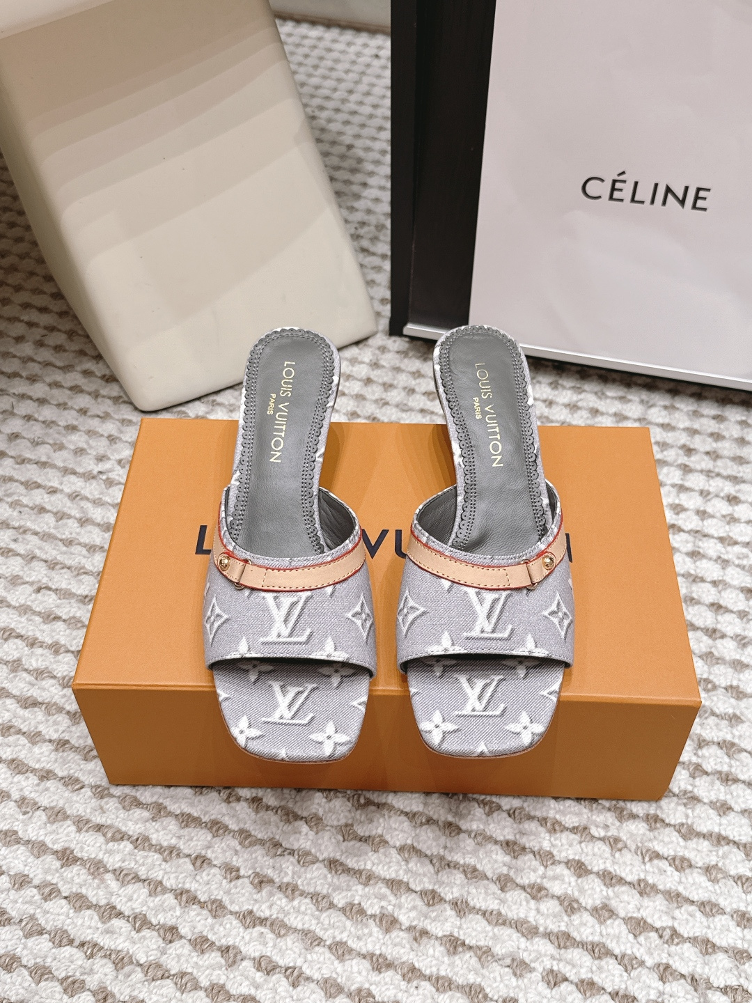 NO:905325,Purchasing agent level LOUIS VUITTON Louis Vuitton 26/Lv Lily denim presbyopia kitten heel strap sandals Lily flat sandals are made of iconic Monogram denim to create a casual and elegant design. The wide upper is integrated with Louis Vuitton logo embossed leather labels and dazzling studs, which are similar to the leather goods series. The soft leather outsole embedded with rubber upgrades the comfortable experience. Fabric custom-made denim presbyopia cloth Lined sheepskin outsole Italian leather outsole  Heel height 5.5cm Size35-42 (customized 40 41 42), high heels slippers, louis vuitton, louis vuitton, louis vuitton, high heels, slippers, sheepskin, Leather soles19860909代购级 LOUIS VUITTON 路易威登26/ Lv Lily丹宁牛仔老花布小猫跟一字带凉拖鞋 Lily 平底凉拖以标志性Monogram丹宁布构筑闲雅设计,为宽幅鞋面融入路易威登标识压纹皮革标签和耀目饰钉,与皮具系列异曲同工.嵌入橡胶的柔软皮革外底升级舒适体验. 面料定制丹宁老花布 内里羊皮 大底意大利真皮大底 跟高5.5cm Size35-42（40 41 42定做）,高跟鞋拖鞋,louis vuitton,louis vuitton,louis vuitton,high heels,slippers,sheepskin,Leather soles,Women's Shoes