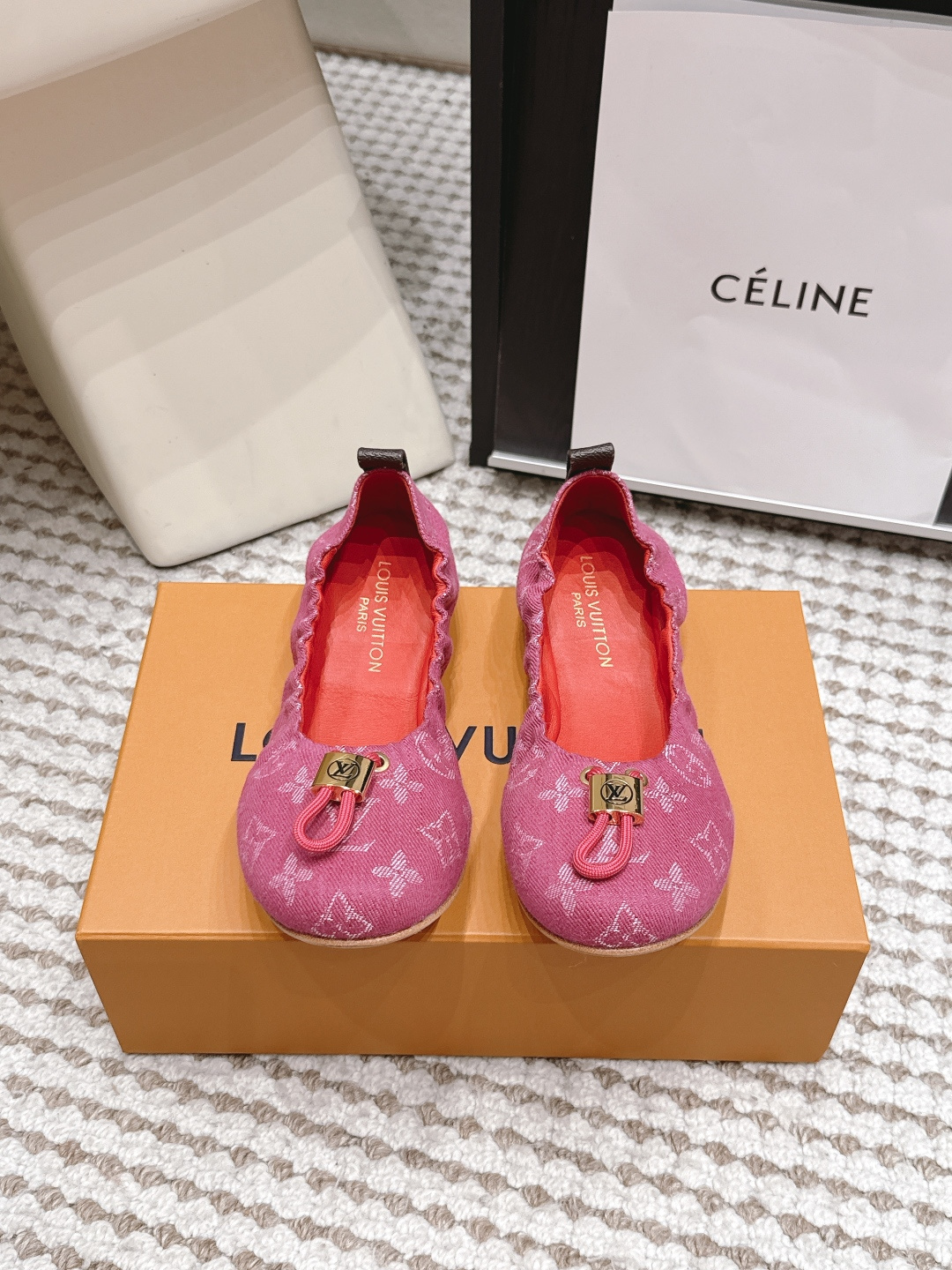 NO:905323,Purchasing agent Lou*s Vuitto* Lou*Vuitton 26/ New denim presbyopic ballet flats for women. Classic presbyopic denim + metal small lock buckle design, pleated elastic lace at the shoe mouth, fit well without squeezing the feet, flat and comfortable to walk in, versatile for daily use, can be matched with skirts and pants. Upper denim presbyopic fabric + patchwork leather, lining sheepskin, outsole original molded size 35-42 (40 41)  42 customized), ballet shoes, flats, skirts, sheepskin19860909代购级 Lou*s Vuitto* 路*威登 26/ 新款牛仔老花芭蕾平底鞋 女款 经典老花牛仔布+金属小锁扣设计,鞋口抽褶弹力花边,贴合不挤脚,平底走路舒服,日常百搭,裙子裤子都能搭. 鞋面牛仔老花布+拼皮 内里羊皮 大底原版开模大 Size35-42（40 41 42定做）,芭蕾舞鞋,flats,skirts,sheepskin,Women's Shoes