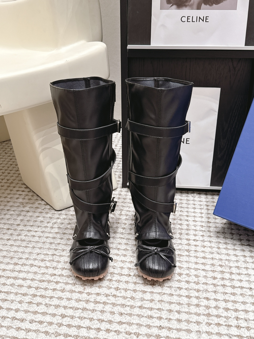 NO:904200,Purchasing level Lost in echo 26/ New style removable two-wear ballet boots. Feminine ballet base combined with motorcycle strap design. Each strap creates a casual three-dimensional silhouette. The boot shaft is detachable to unlock two styles of wearing. Rivet reinforcement details enhance the exclusive design. The loose stacks modify the leg shape and bring a relaxed atmosphere. Pair with skirts or overalls to easily create multiple styles. Suitable for those who pursue a sense of individuality and layering.  Versatile styling easily creates niche eye-catching outfits. Fabric imported cowhide, lining imported sheepskin, outsole original molded outsole size 35-41 (customized at 40.41), boots, boots, skirts, cowhide, sheepskin19860909代购级 Lost in echo 26/ 新款 可拆卸两穿芭蕾靴 柔美芭蕾基底糅合机车束带设计 每一处绑带都塑造随性立体轮廓 靴筒可拆卸解锁两种穿搭形态 铆钉加固细节强化专属设计感 宽松堆筒修饰腿型自带松弛气场 搭配半身裙或是工装裤轻松拿捏多元风格 适合追求个性层次感的穿搭达人 百搭造型轻松打造小众吸睛穿搭 面料进口牛皮 内里进口羊皮 大底原版开模大底 size35-41（40.41定做）,靴子,boots,skirts,cowhide,sheepskin,Women's Shoes