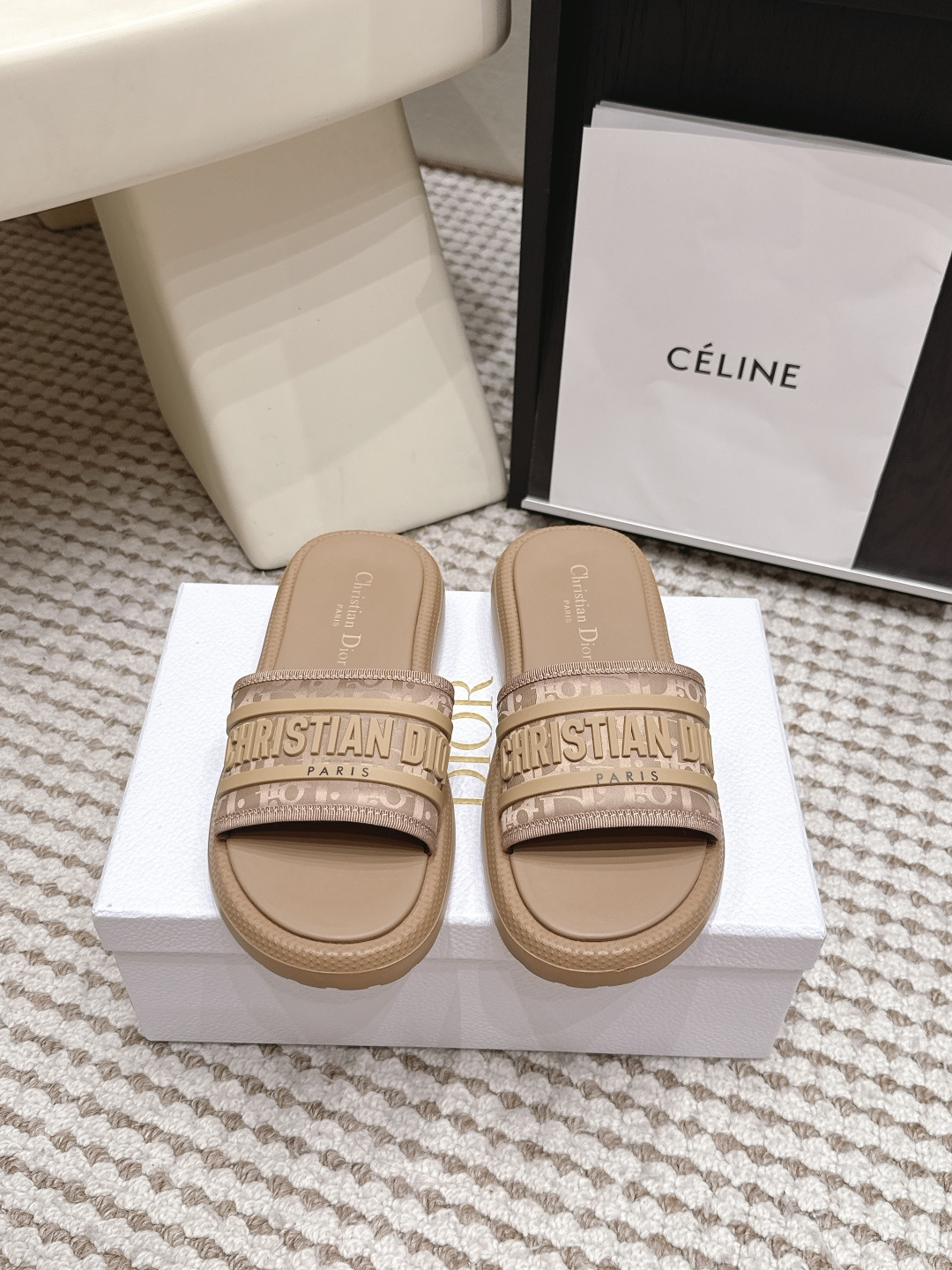 NO:905320,Purchasing agent Dior Dior 26/ Latest Dway series embroidered thick-soled sandals. Original purchase, development and production. This Dway cotton sandals are from the Dioriviera limited series. The design is fashionable and casual. It is carefully made of cotton fabric and decorated with dark blue Oblique print. The upper is embellished with the white rubber Christian Dior Paris logo. The lightweight thick-soled design can be matched with other items in the Dioriviera limited series. Beautiful packaging at the delivery counter  Fabric: Original customized high-density canvas, lining customized with imported breathable mesh, outsole original molded rubber foam material Size: Women's 35-42 (customized 40 41 42), slippers, dior, dior, slippers19860909代购级 Dior迪奥 26/ 最新Dway系列 刺绣 厚底 凉拖鞋 原版购入开发 做货 这款 Dway 棉质凉拖来自 Dioriviera 限定系列,设计时尚休闲.采用棉质面料精心制作,饰以深蓝色 Oblique 印花,鞋面点缀以白色橡胶 Christian Dior Paris 标志.轻盈厚底设计,可与 Dioriviera 限定系列的其他单品搭配 配送专柜精美包装 面料:原版定制高密度帆布 内里定制进口透气网里 大底原版开模橡胶发泡材质 Size : 女款35-42（40 41 42定制）,拖鞋,dior,dior,slippers,Women's Shoes
