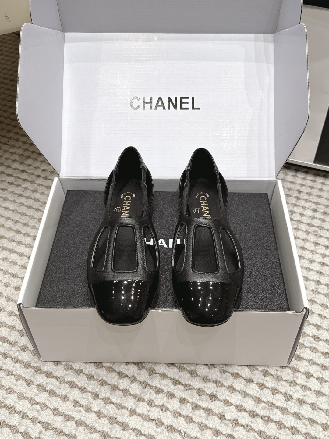 NO:905305,Purchasing agent level 26ss new spring and summer Chanel Xiaoxiang square round toe hollow shoes. This season's most popular Mary Jane, every issue of Mary Jane is sold out. It must be the top of the wardrobe this year. It is versatile and super slim. I really love it. Sisters must buy it!  Upper imported sheepskin/patent leather lining foot pads sheepskin lining Italian genuine leather outsole Size 35-41 (40 41 customized, non-returnable), single shoes, chanel, mary jane, sheepskin, Leather soles19860909代购级 26ss 春夏新款Chanel小香方圆头镂空单鞋 本季最仙玛丽珍大爆款,每一期玛丽珍都被抢光,今年衣橱的Top肯定属它了,上脚百搭超显瘦,真的超级爱了,姐妹们一定要买它！ 鞋面进口羊皮/漆皮 内里垫脚羊皮内里 鞋底意大利真皮大底 Size35-41（40 41 订做不退换）,单鞋,chanel,mary jane,sheepskin,Leather soles,Women's Shoes